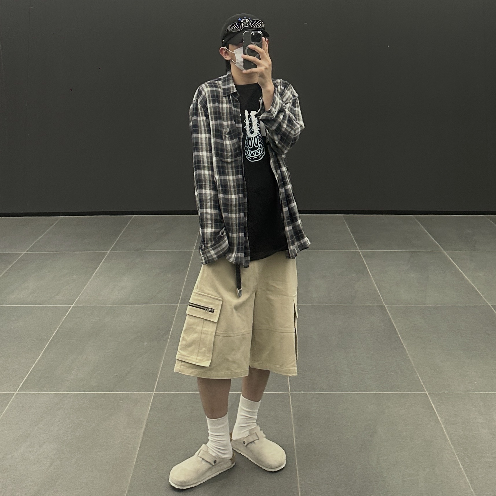Birkenstock x Stussy Boston Clog Bone 착용 스타일 - 1