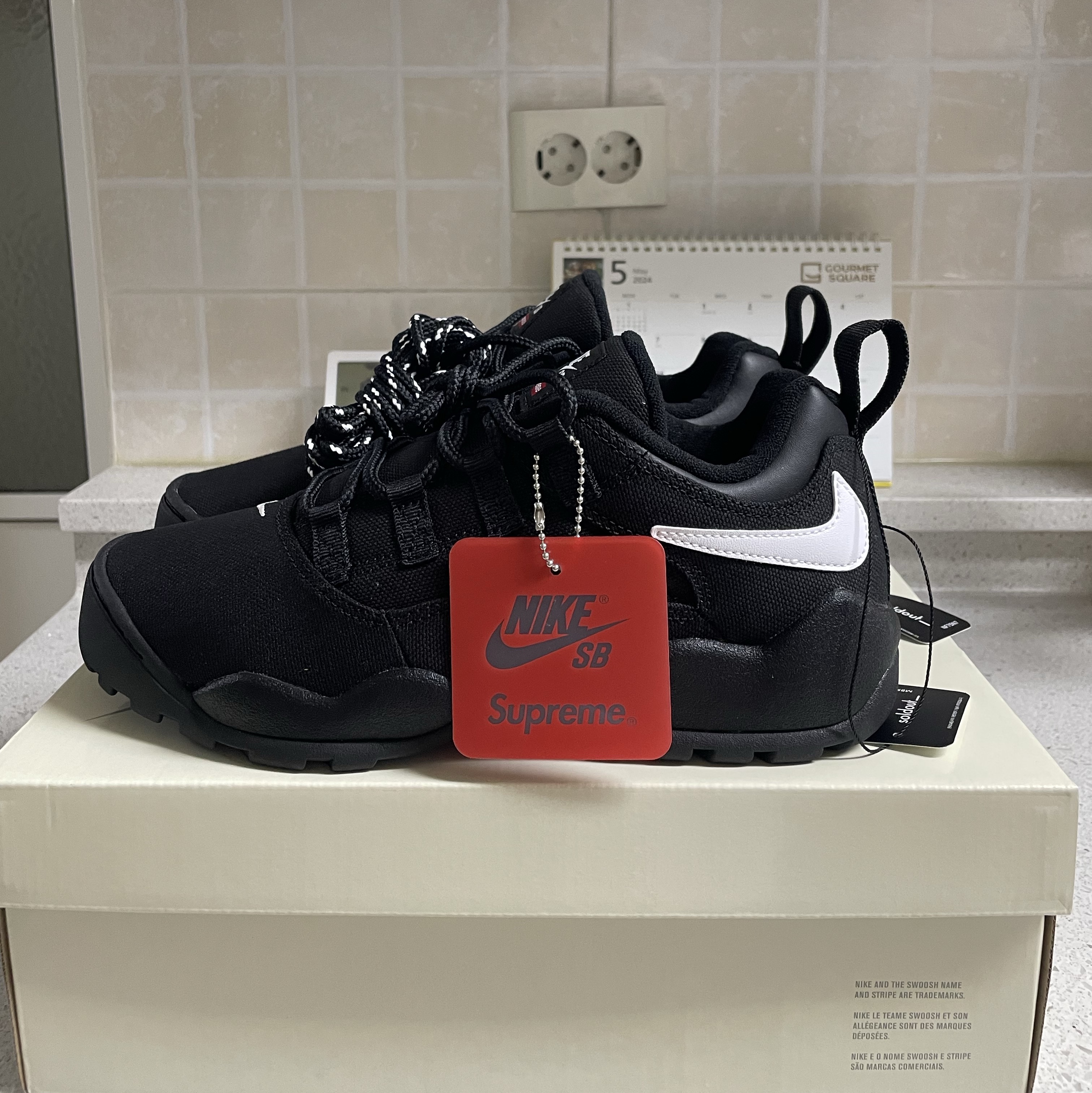 Nike x Supreme SB Darwin Low Black 착용 스타일 - 1