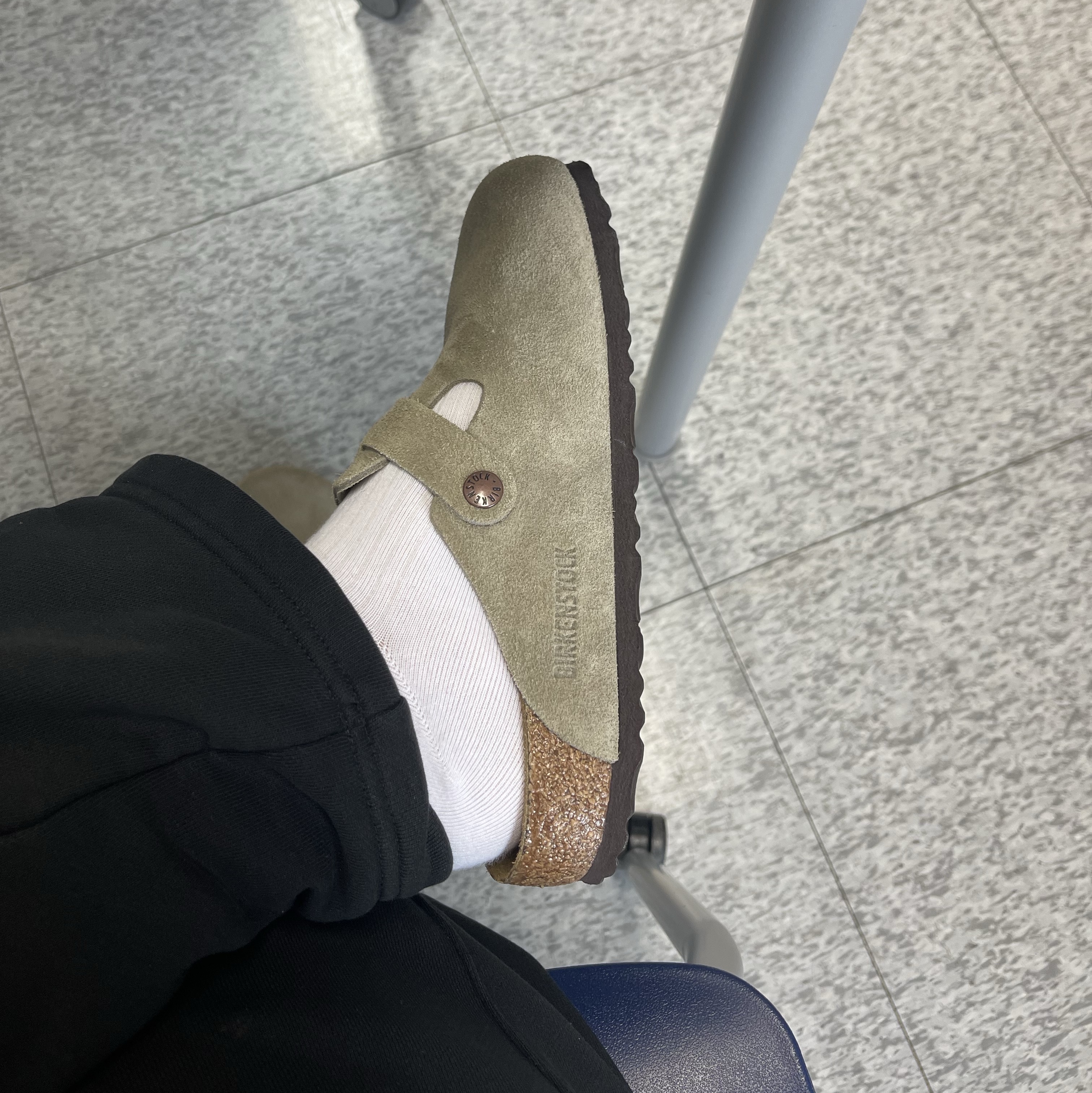 Birkenstock Boston Soft Footbed Taupe - Regular 착용 스타일