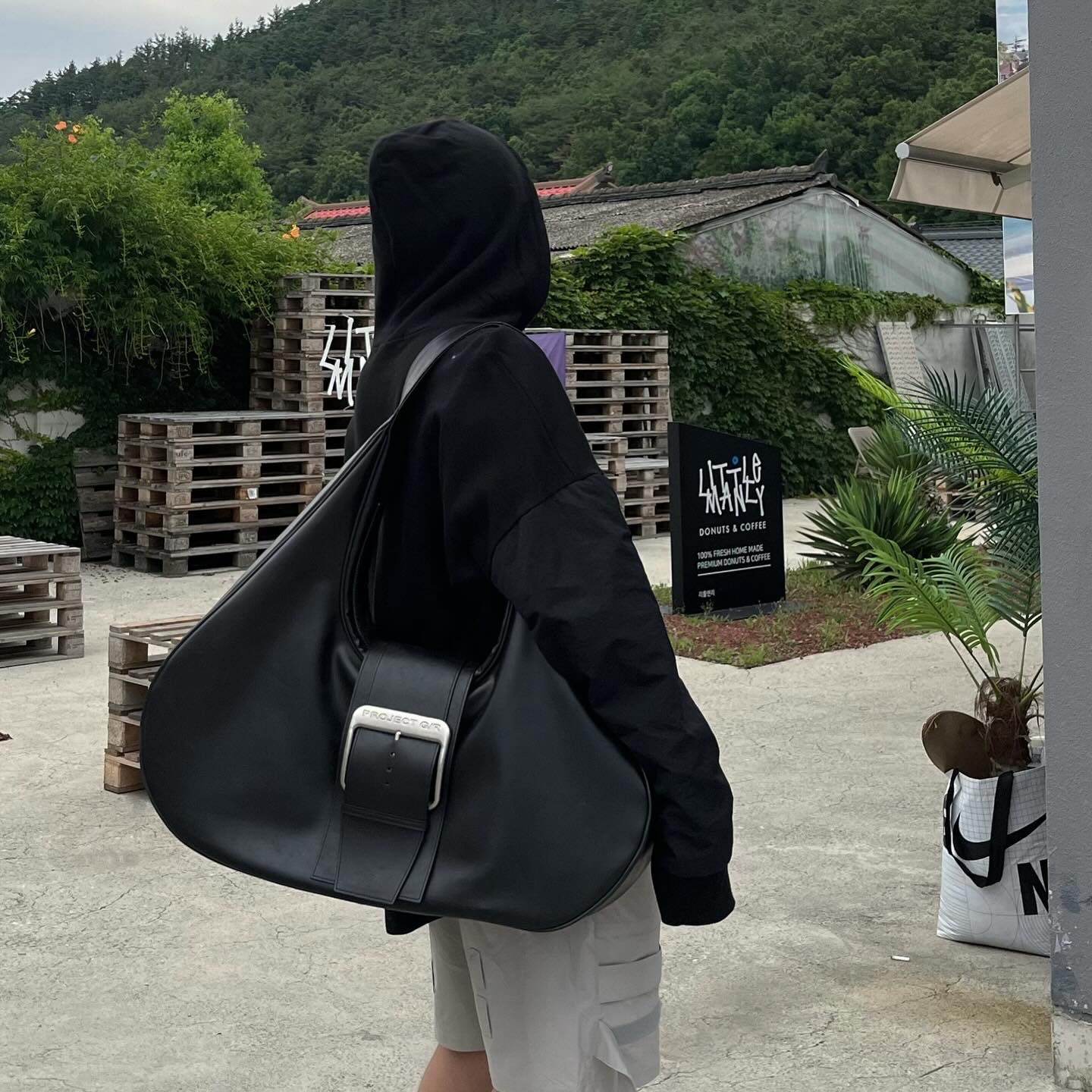 Rick Owens Geobasket Full Grain Calf Leather Strobe Sneakers Black Milk White, Project G/R Mega Buckle Hobo Bag Black 착용 스타일 - 5