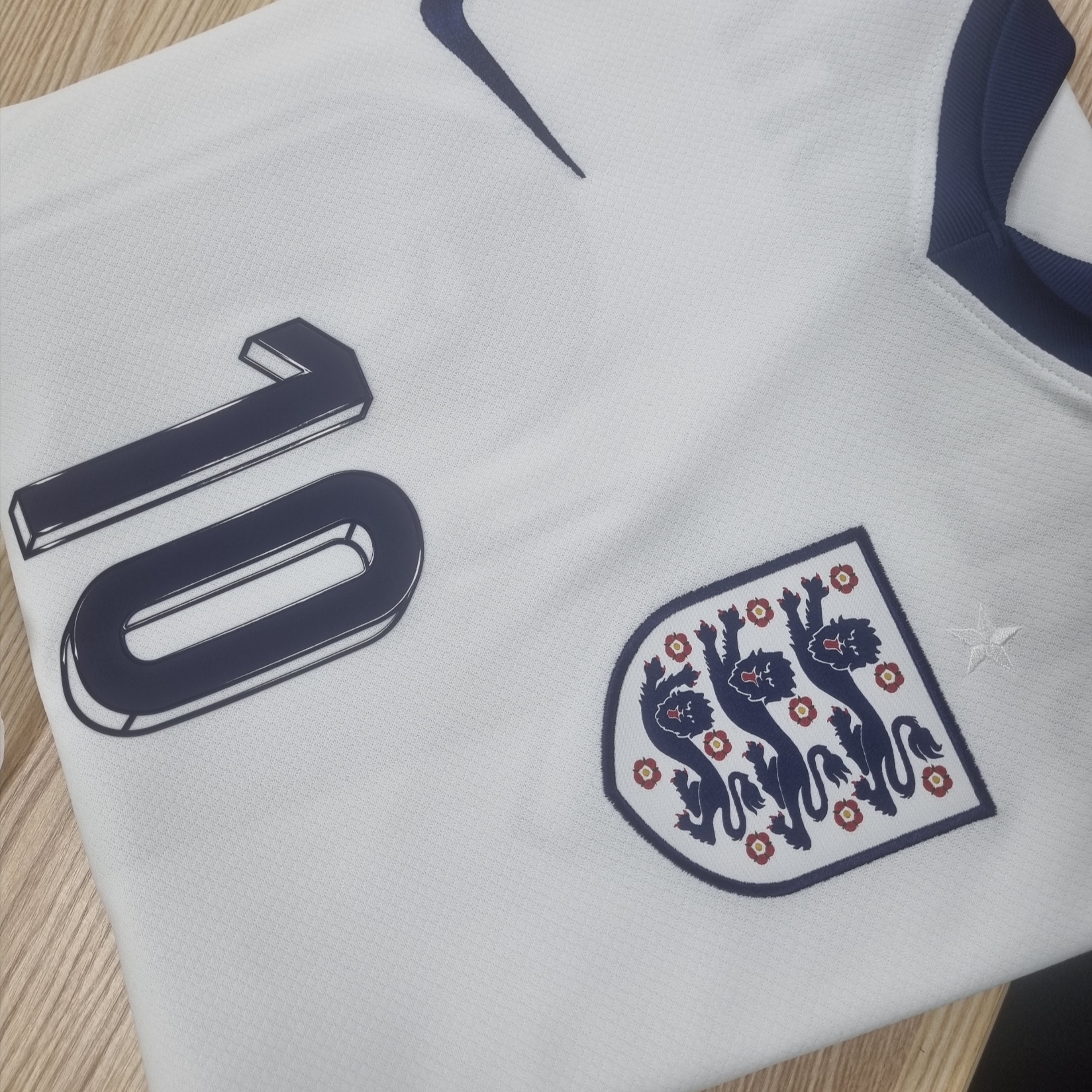 Nike England 2024/25 Dri-Fit Stadium Home Replica Jersey White Blue Void (Non Marking Ver.) 착용 스타일
