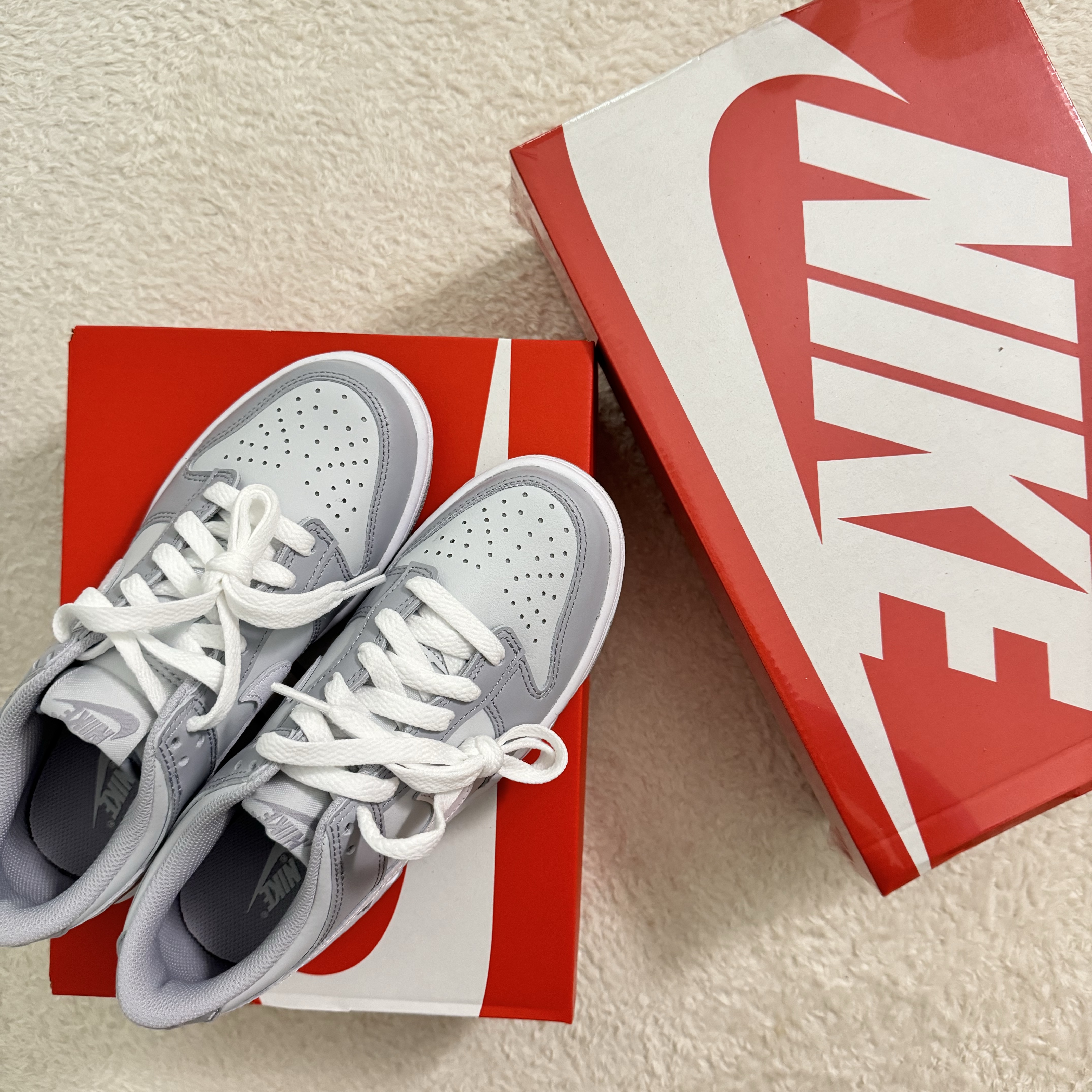 Nike Dunk Low Retro Grey Fog, (W) Jordan 1 Low White Wolf Grey 착용 스타일