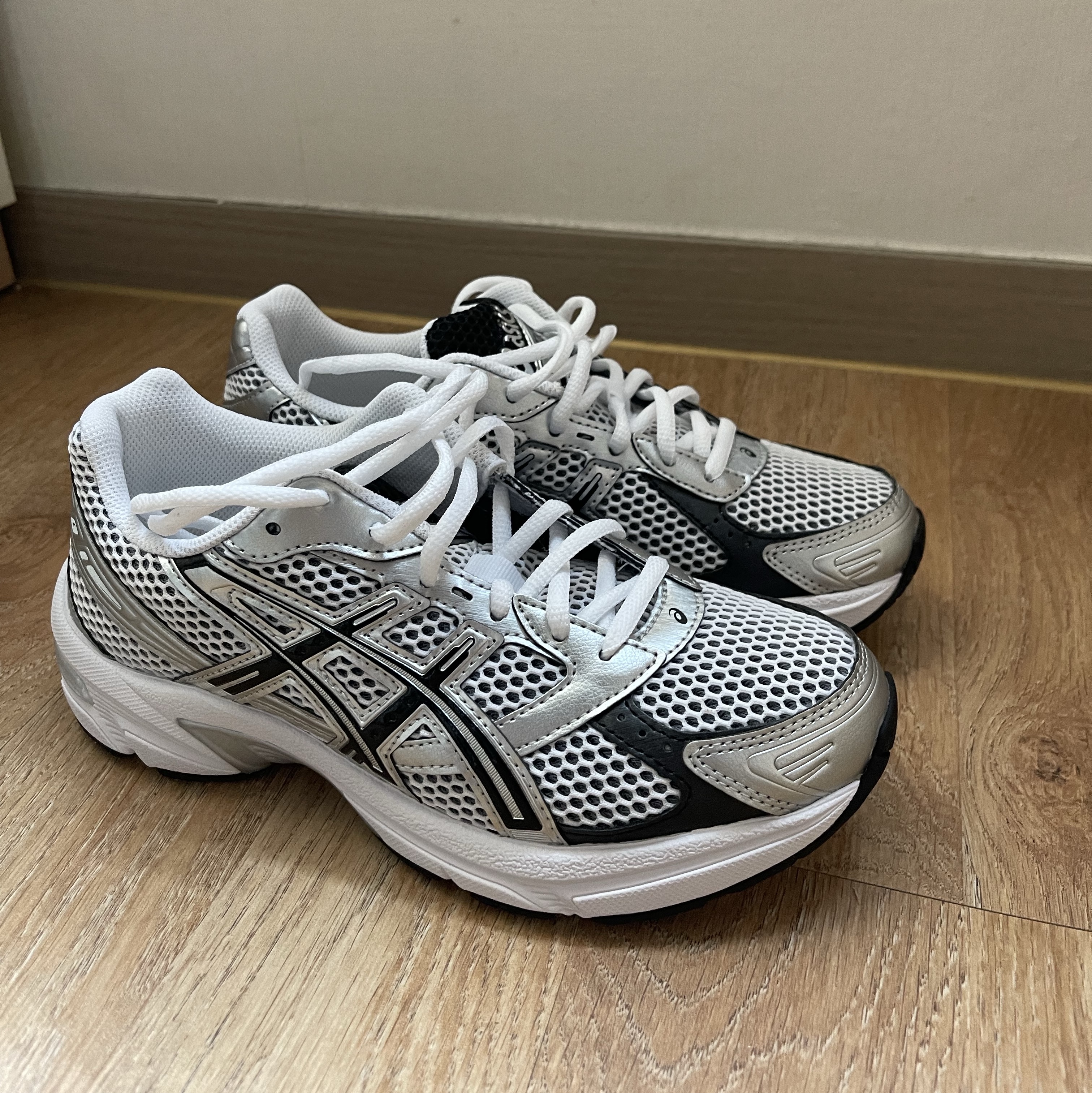 Asics Gel-1130 White Black 착용 스타일 - 2