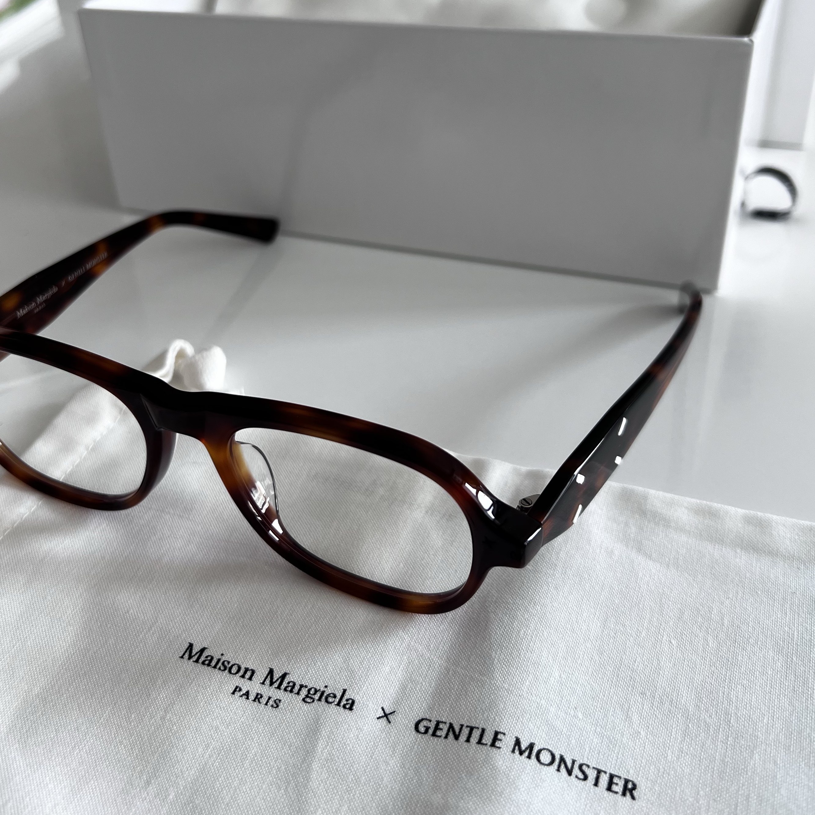 Gentle Monster x Maison Margiela MM113 Tortoiseshell Clear 착용 스타일