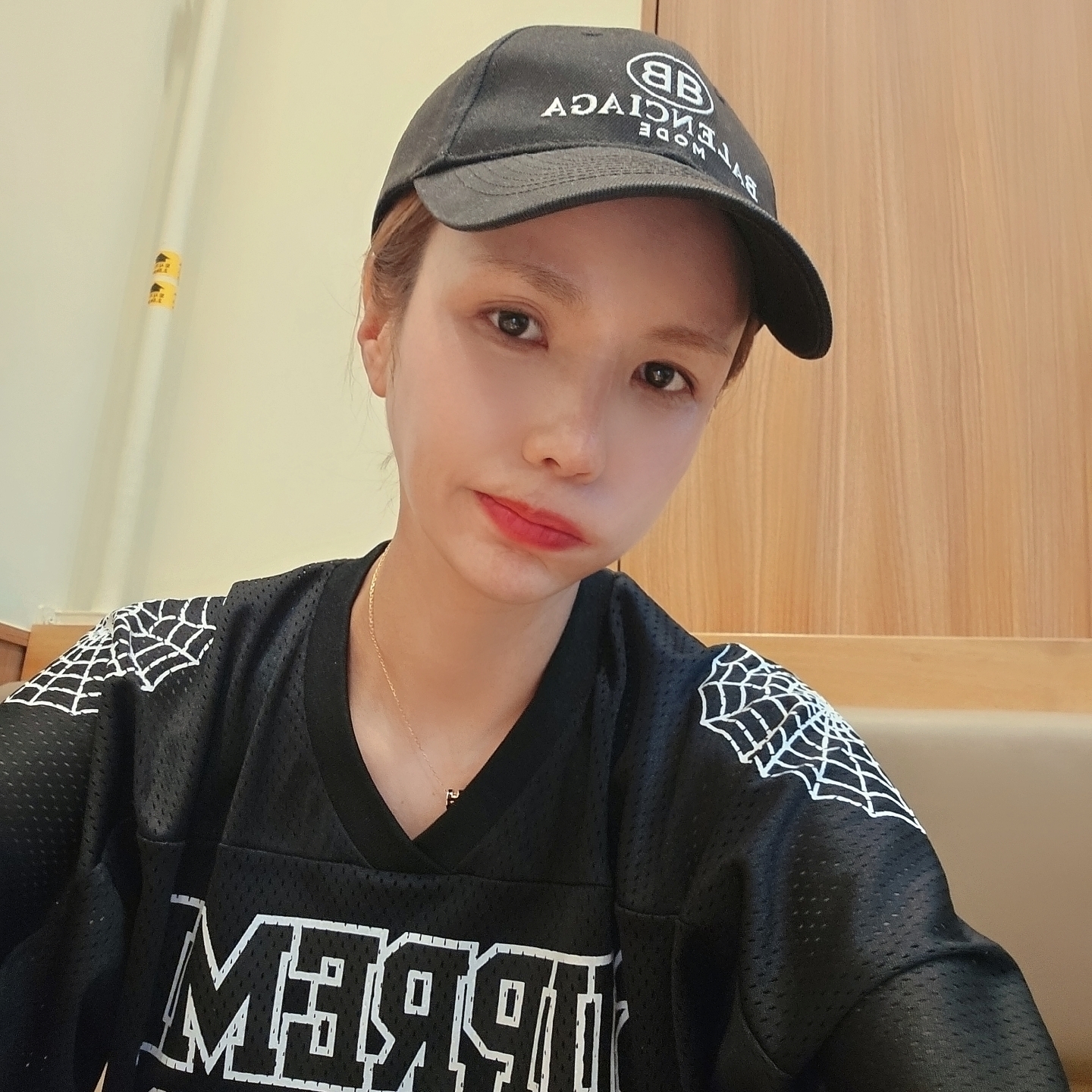 Supreme Spiderweb Football Jersey Black - 24SS, Balenciaga Be Different Cap Beige Black 착용 스타일 - 3