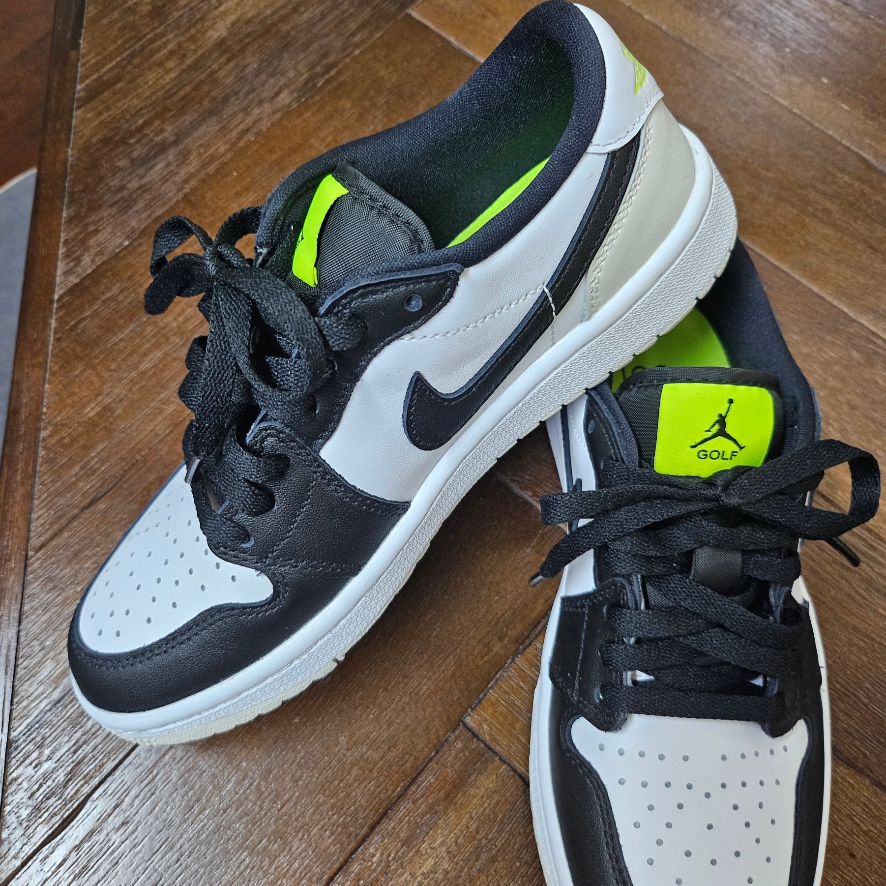 Jordan 1 Low Golf Black White and Volt 착용 스타일