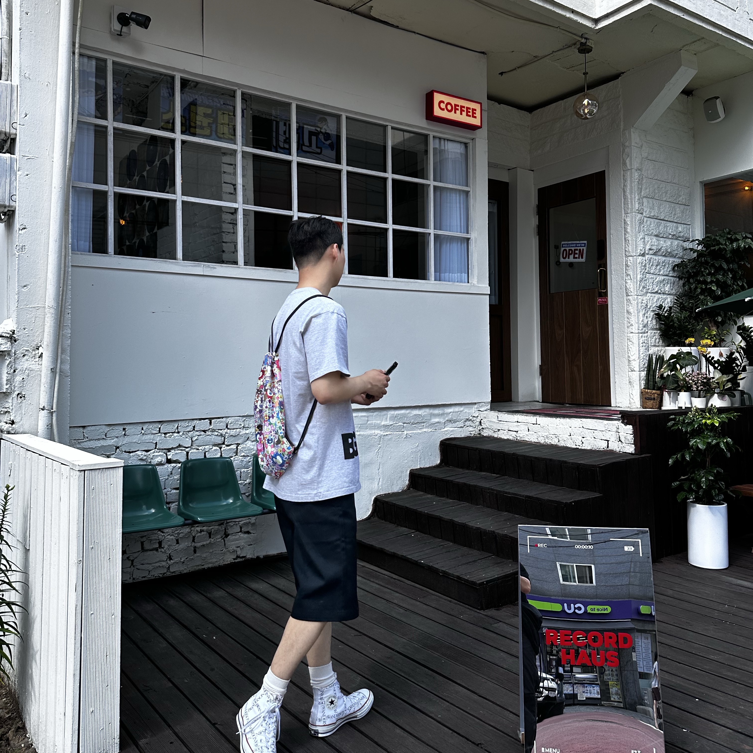 NewJeans Supernatural NJ x Murakami Drawstring Bag Ver., Converse x JW Anderson Chuck 70 Hi Grid White 착용 스타일 - 1
