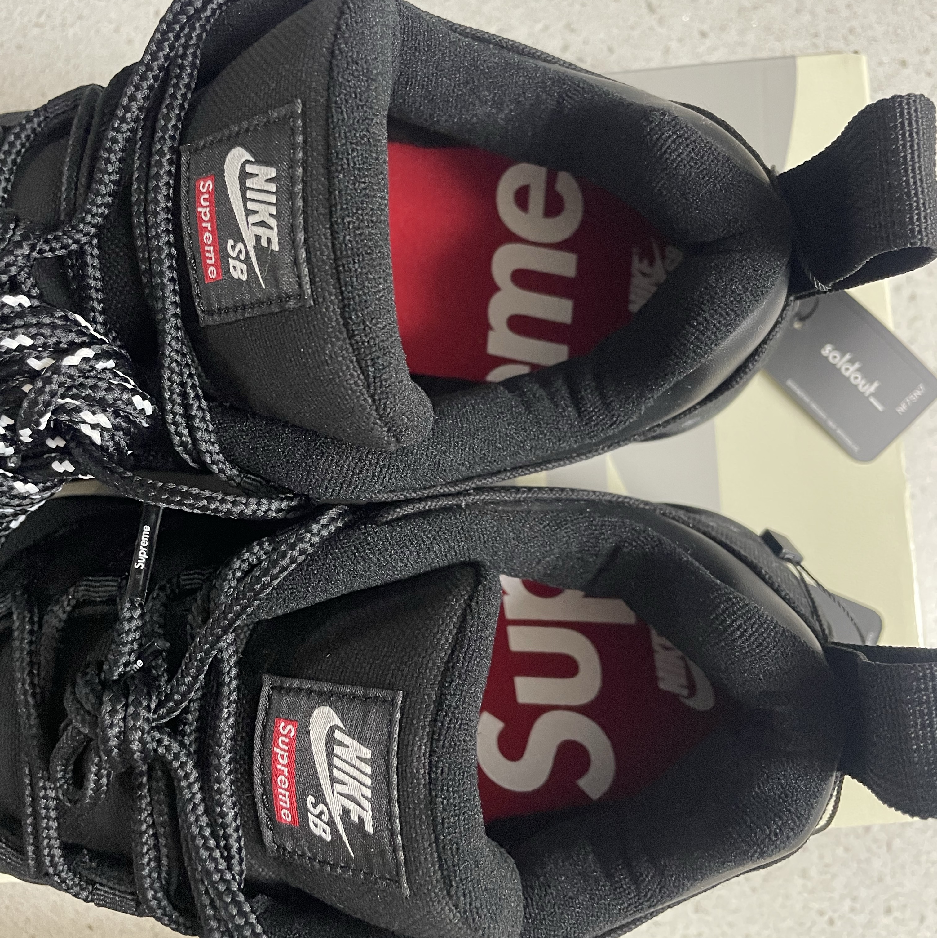 Nike x Supreme SB Darwin Low Black 착용 스타일 - 3