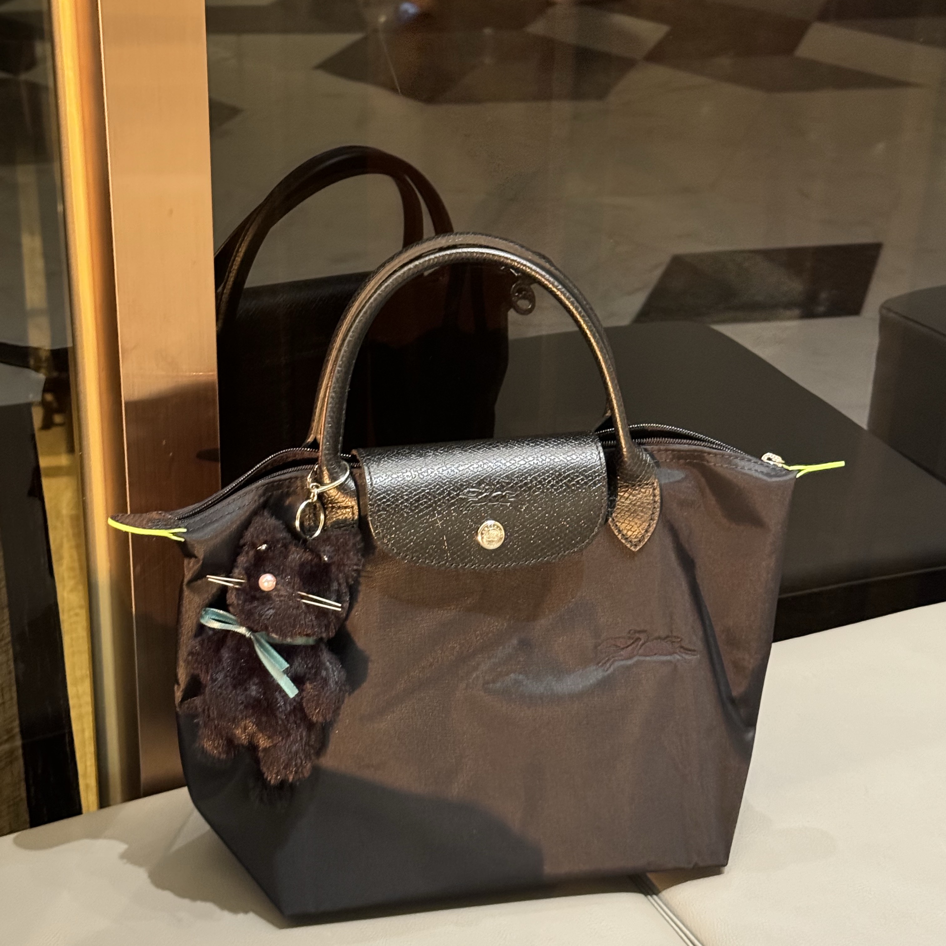 Longchamp Le Pliage Green Handbag S Black 착용 스타일