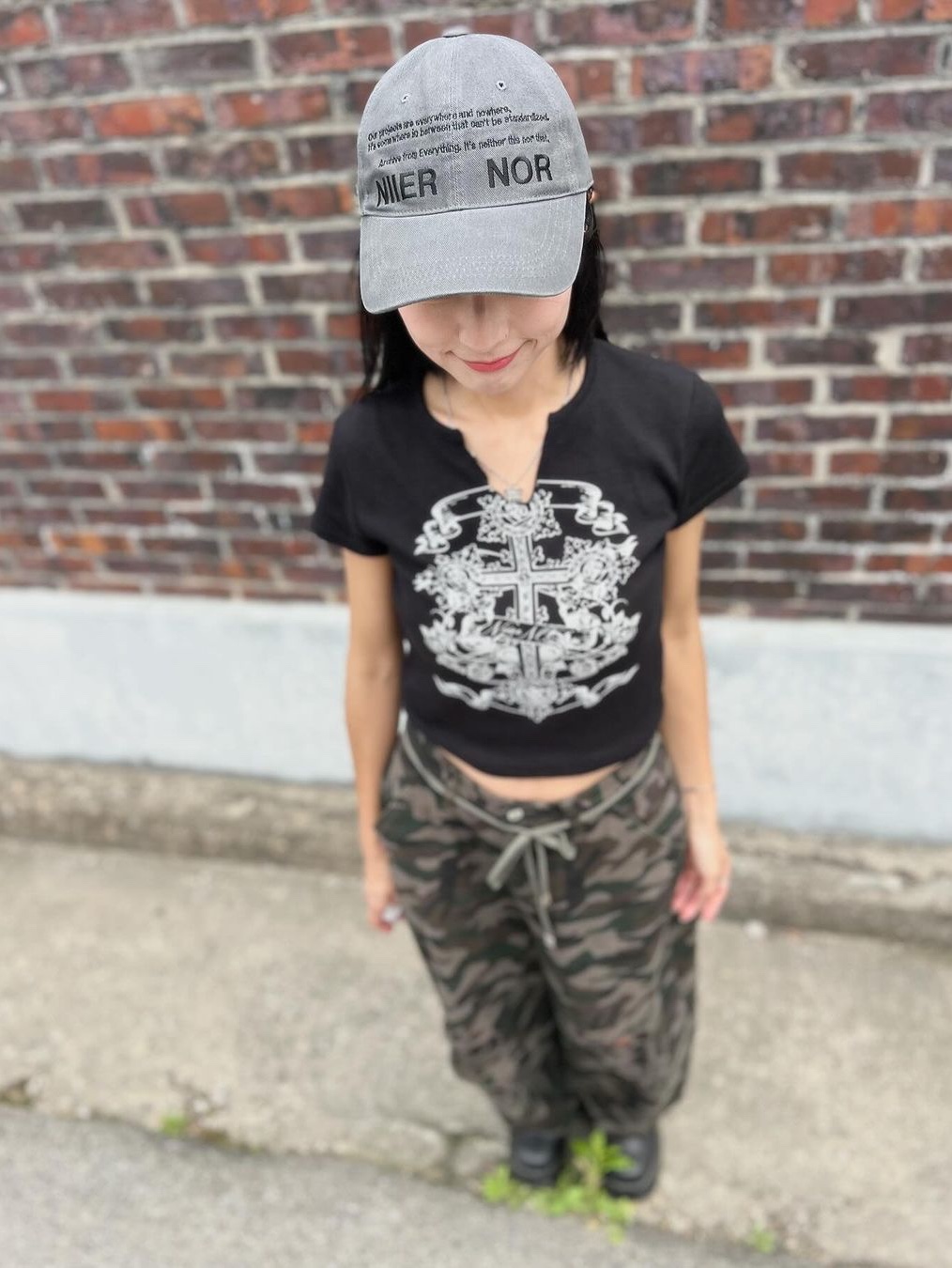 NIIER NOR Cap Charcoal, NIIER NOR Cross-Rose Crop Top Light Grey 착용 스타일