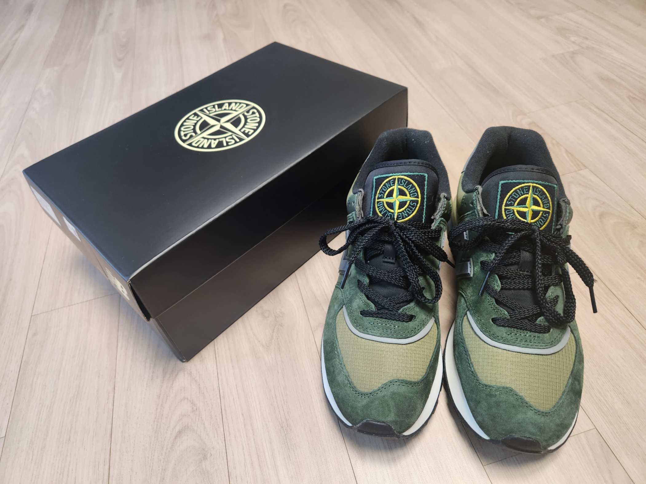 New Balance x Stone Island 574 Legacy Dark Green 착용 스타일 - 1