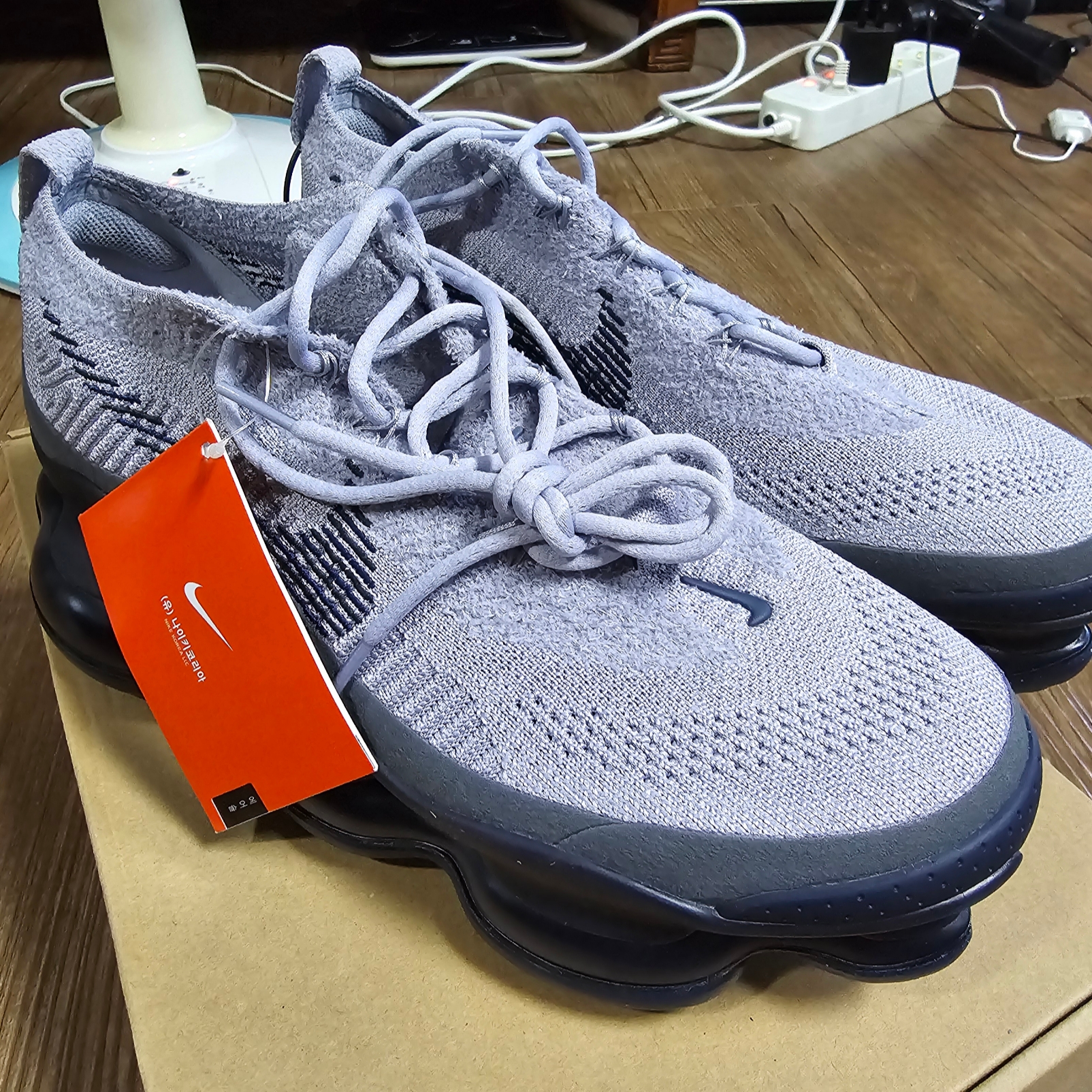 Nike Air Max Scorpion Flyknit Pewter Dark Smoke Grey 착용 스타일 - 1