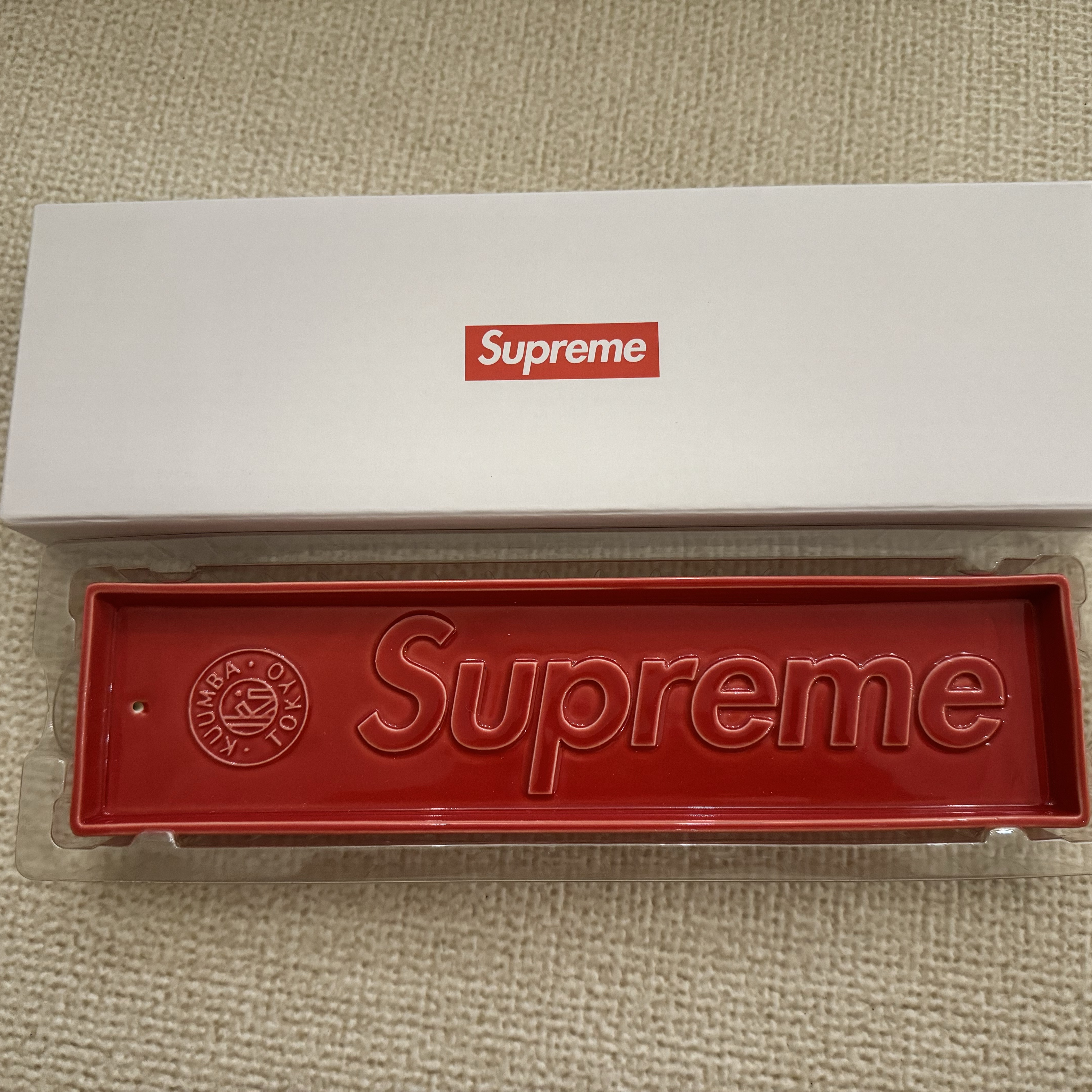 Supreme Kuumba Incense Tray Red - 24SS 착용 스타일