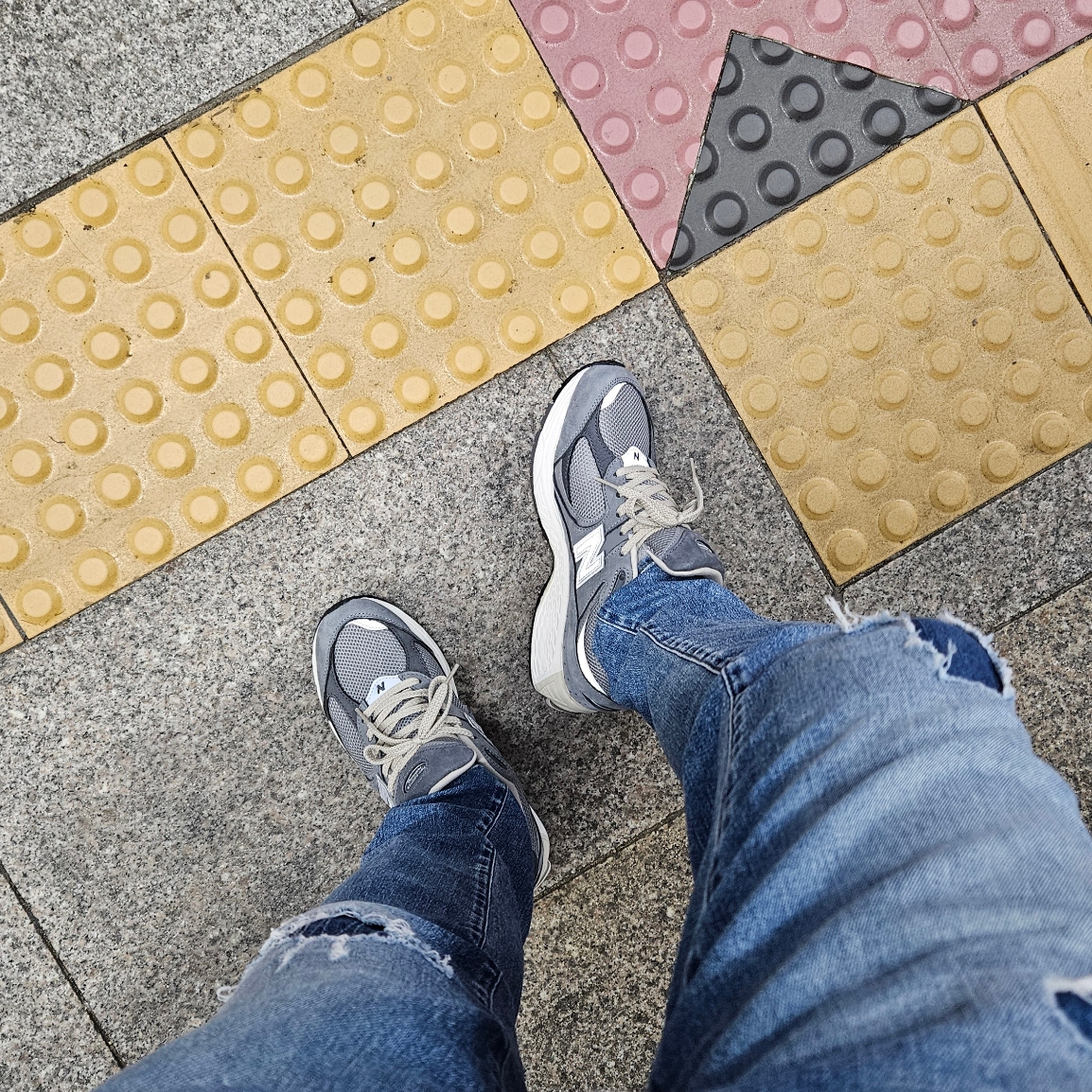New Balance 2002R Premium Vintage Grey 착용 스타일 - 1