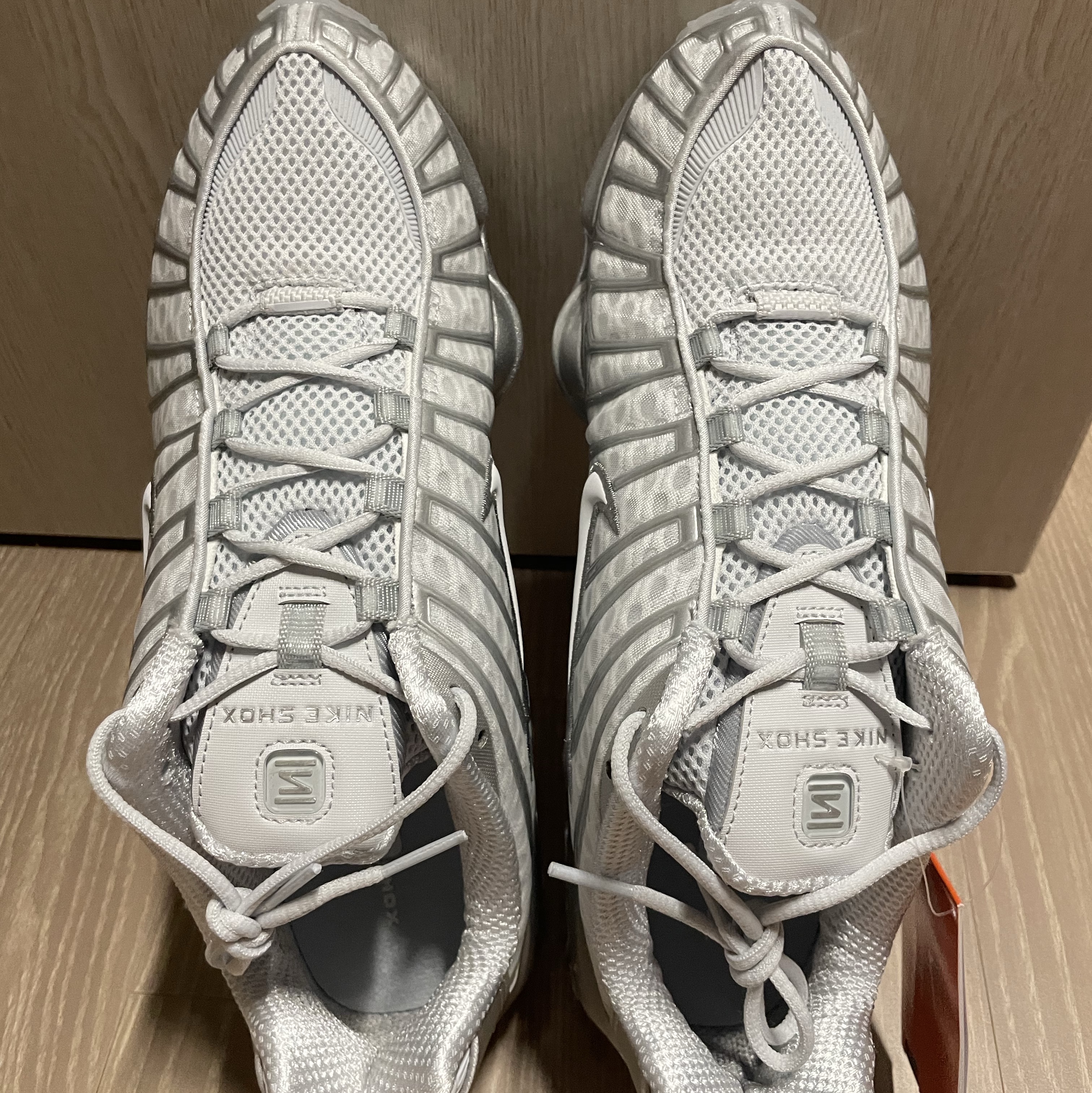 (W) Nike Shox TL Pure Platinum and Metallic Silver 착용 스타일 - 4