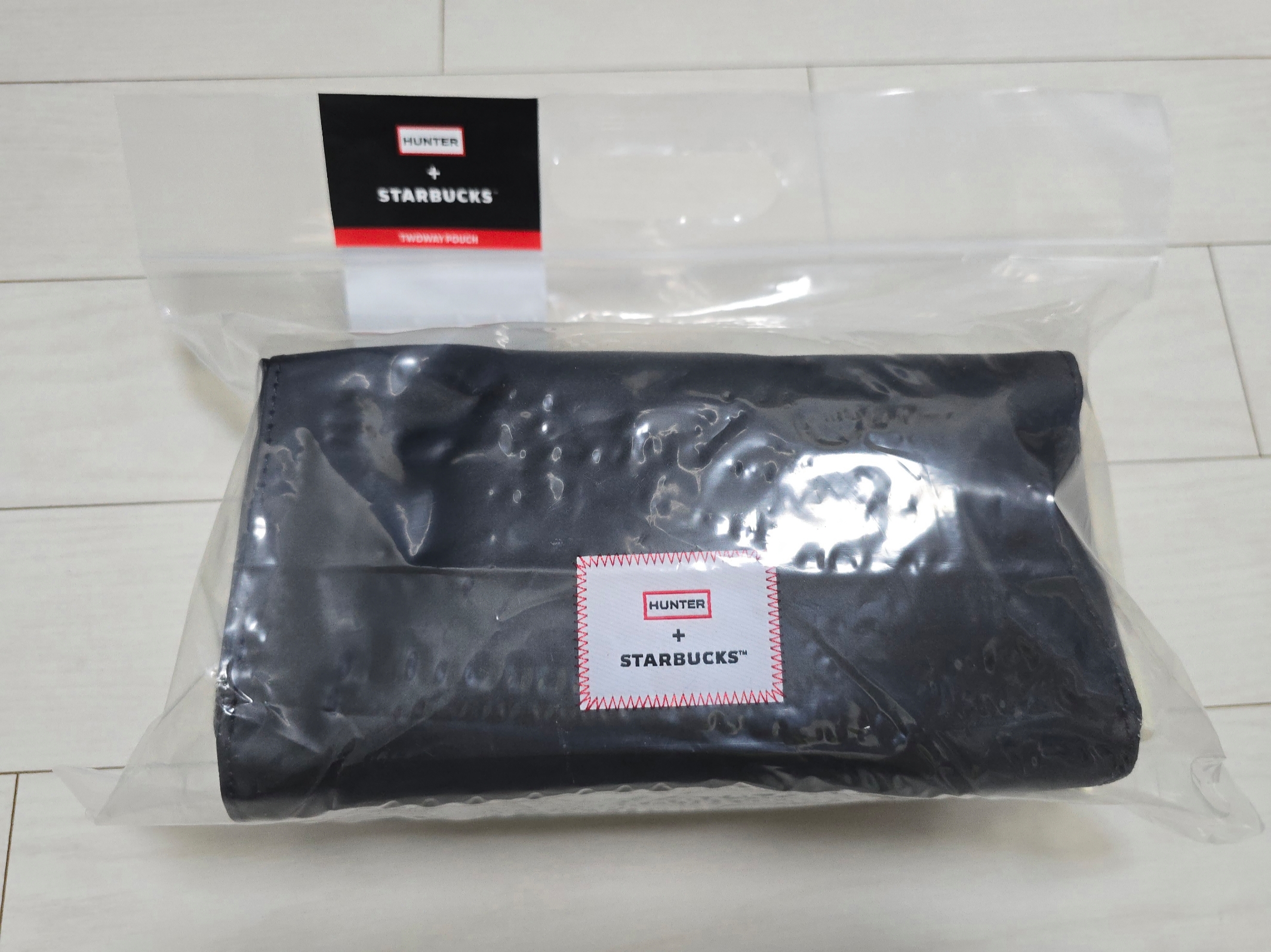 Starbucks x Hunter Two Way Pouch Black 착용 스타일