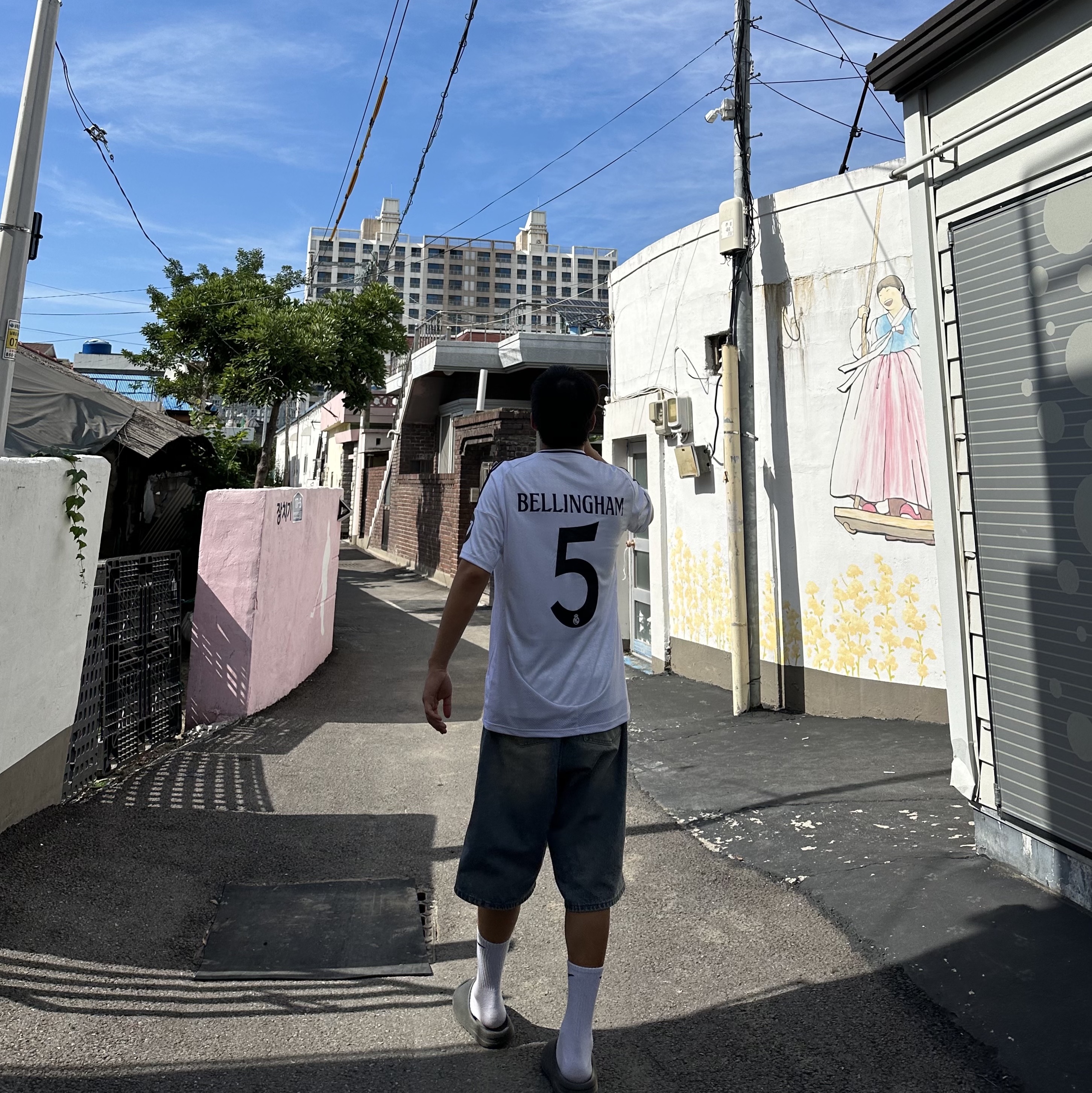 Adidas Yeezy Slide Dark Onyx 2024, Adidas Real Madrid 2024/25 Home Jersey White - KR Sizing (Non Marking Ver.) 착용 스타일