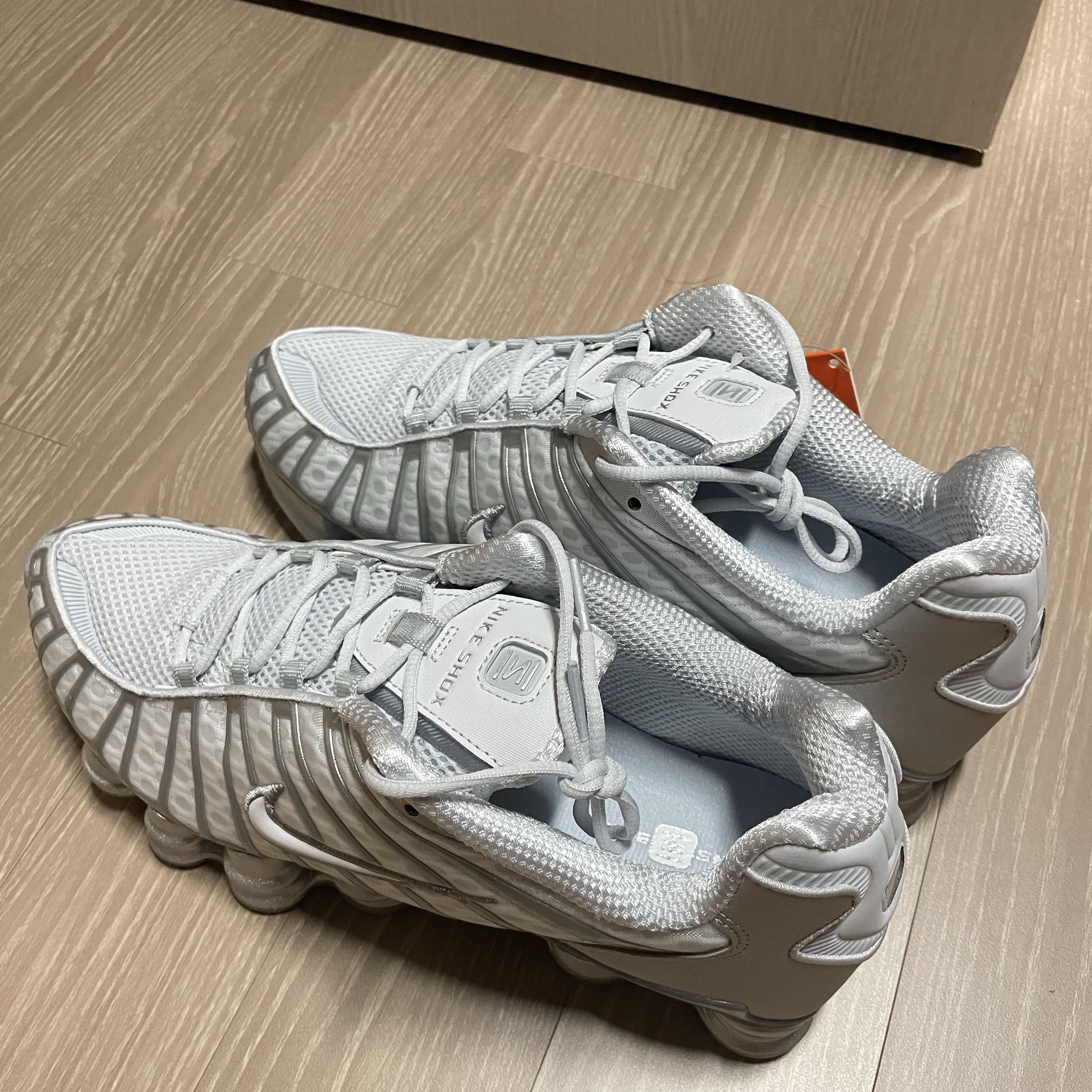 (W) Nike Shox TL Pure Platinum and Metallic Silver 착용 스타일 - 2