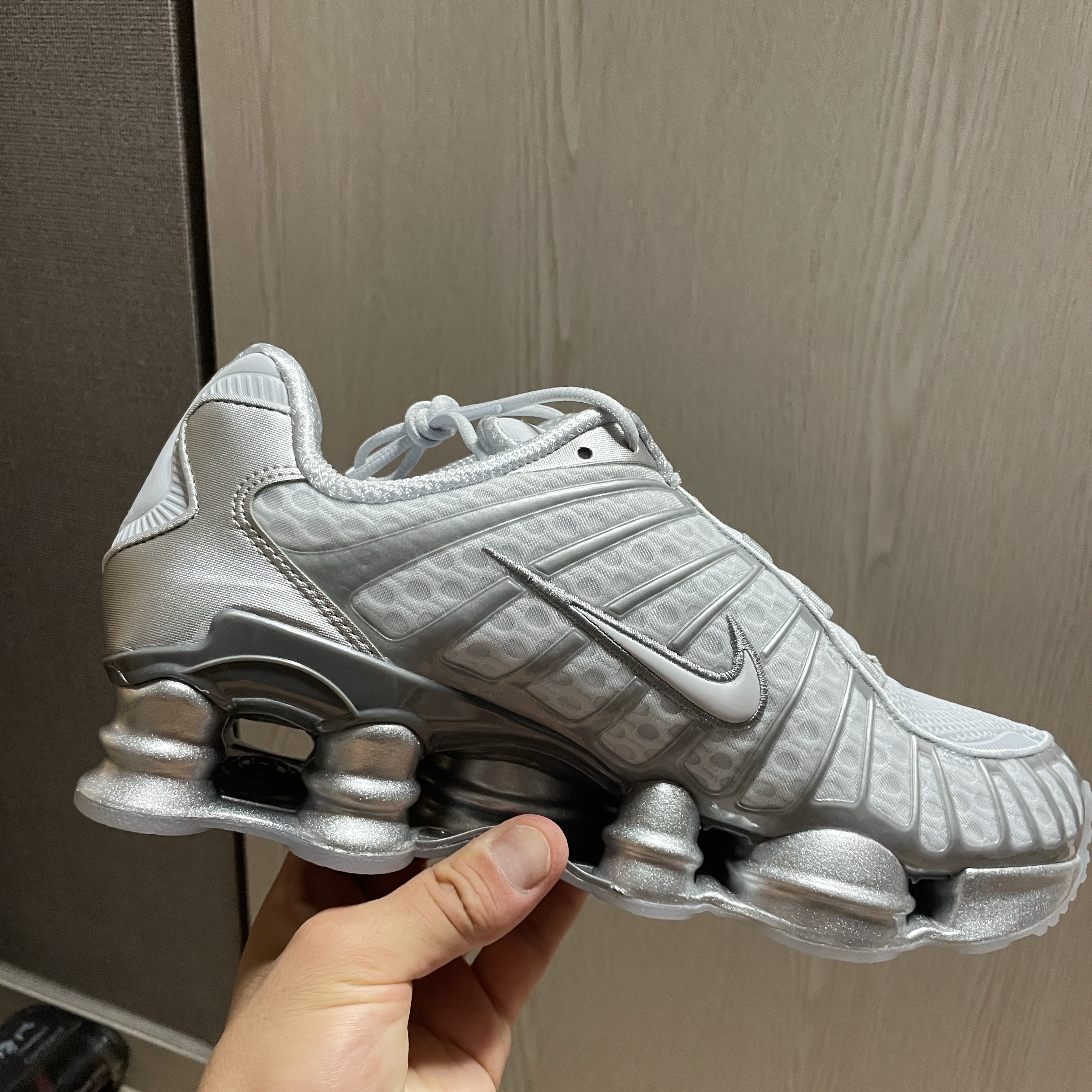 (W) Nike Shox TL Pure Platinum and Metallic Silver 착용 스타일 - 3