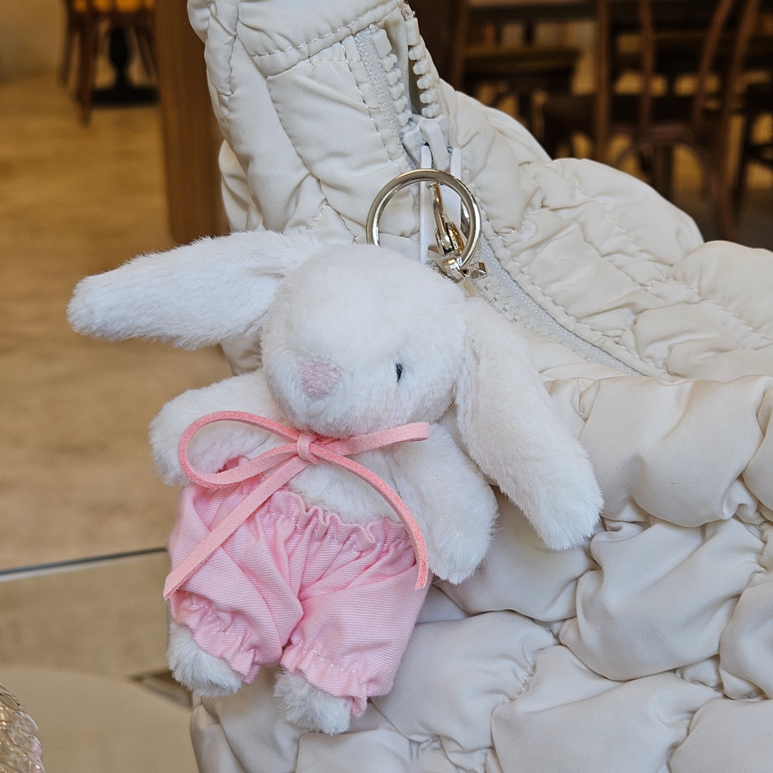 Jellycat Bashful Bunny Bag Charm Cream, COS Quilted Mini Bag Cream 착용 스타일 - 2
