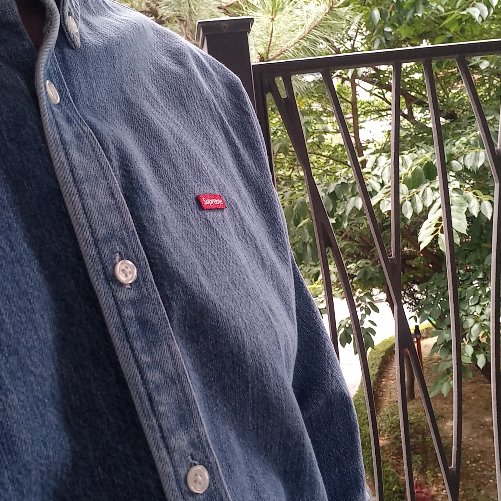 Supreme Small Box Shirt Denim - 23FW, Needles Narrow Track Pants Poly Smooth Olive 착용 스타일 - 1