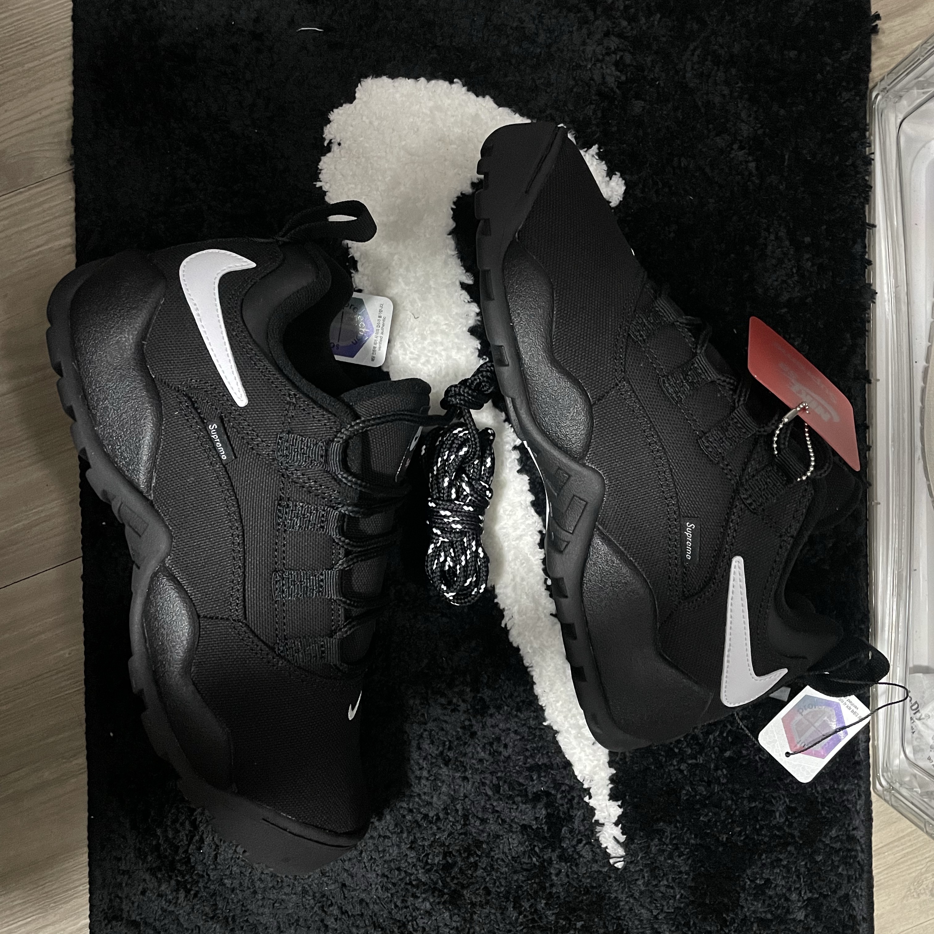 Nike x Supreme SB Darwin Low Black 착용 스타일 - 4