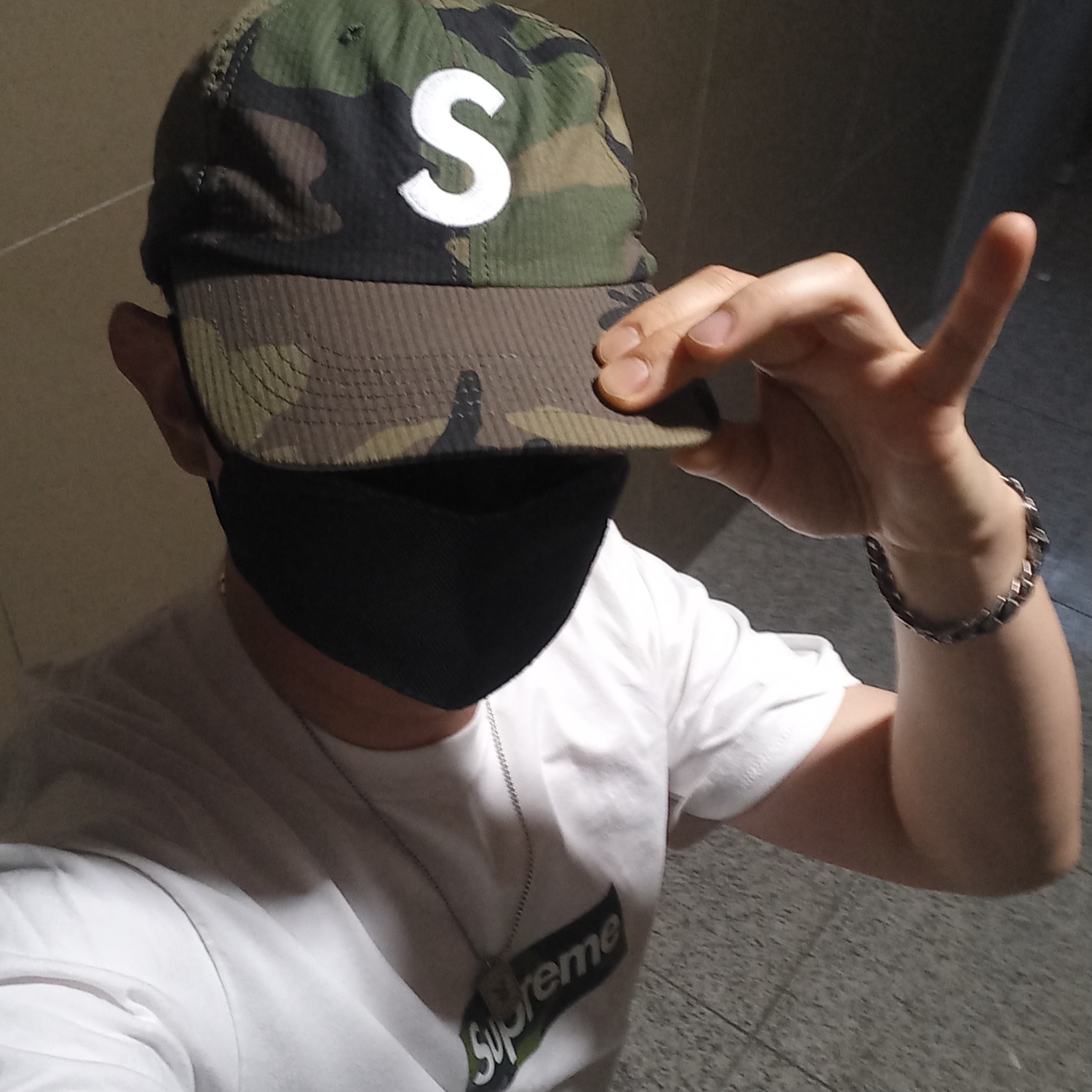 Supreme Box Logo T-Shirt White - 23FW, New Balance x Stone Island 991v2 Made in UK Black Olive Night 착용 스타일 - 5
