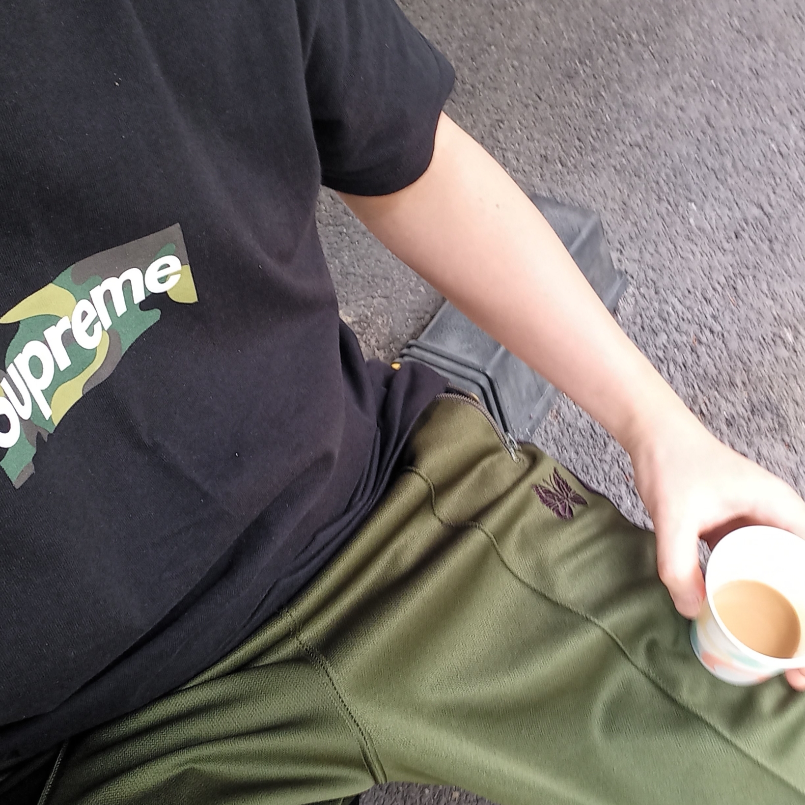 Supreme Box Logo T-Shirt Black - 23FW, Needles Track Pants Poly Smooth Olive 착용 스타일 - 1