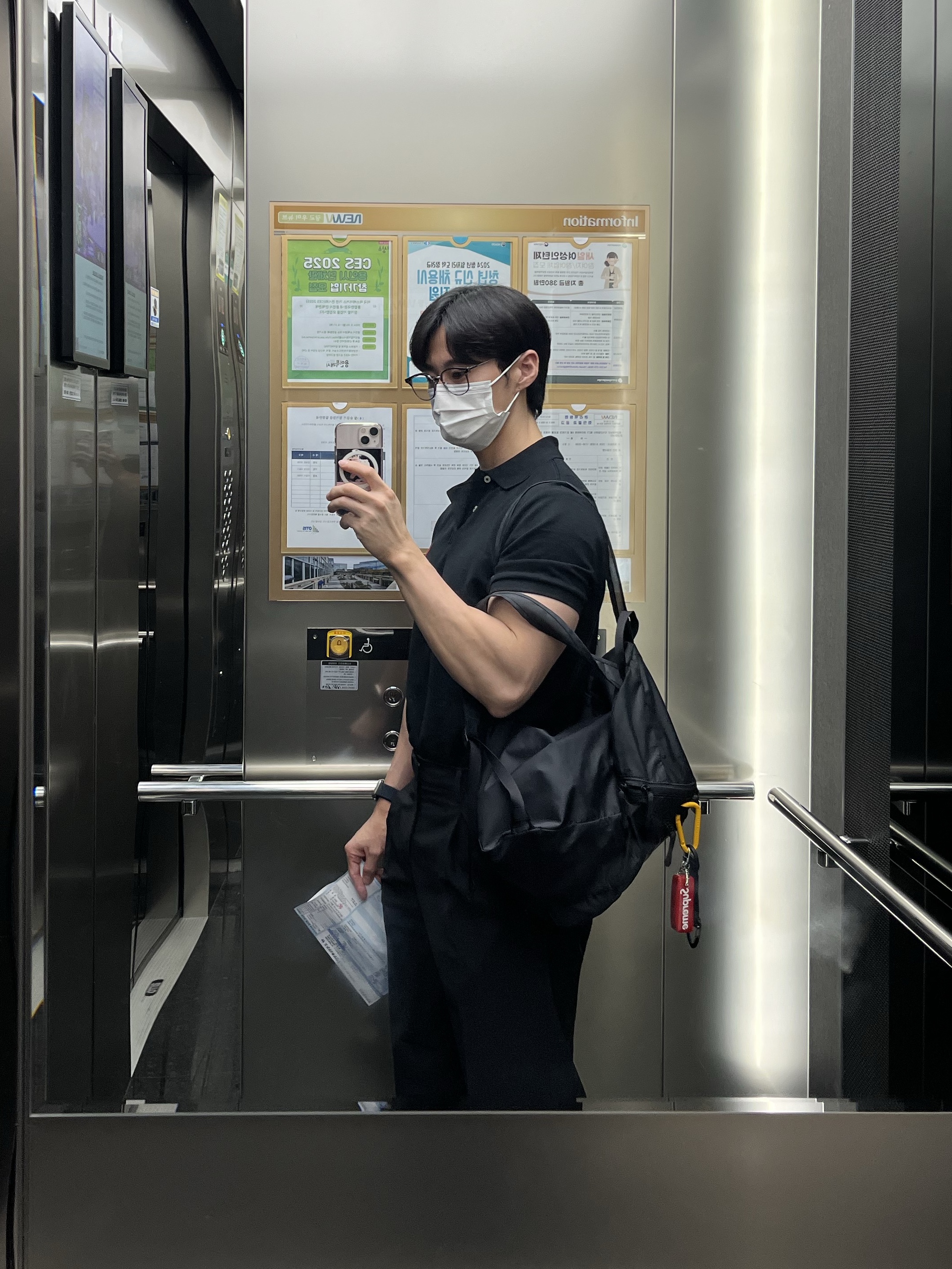 Gentle Monster Alio X GD1 Gray, Arc'teryx Heliad 15 Backpack Black 착용 스타일