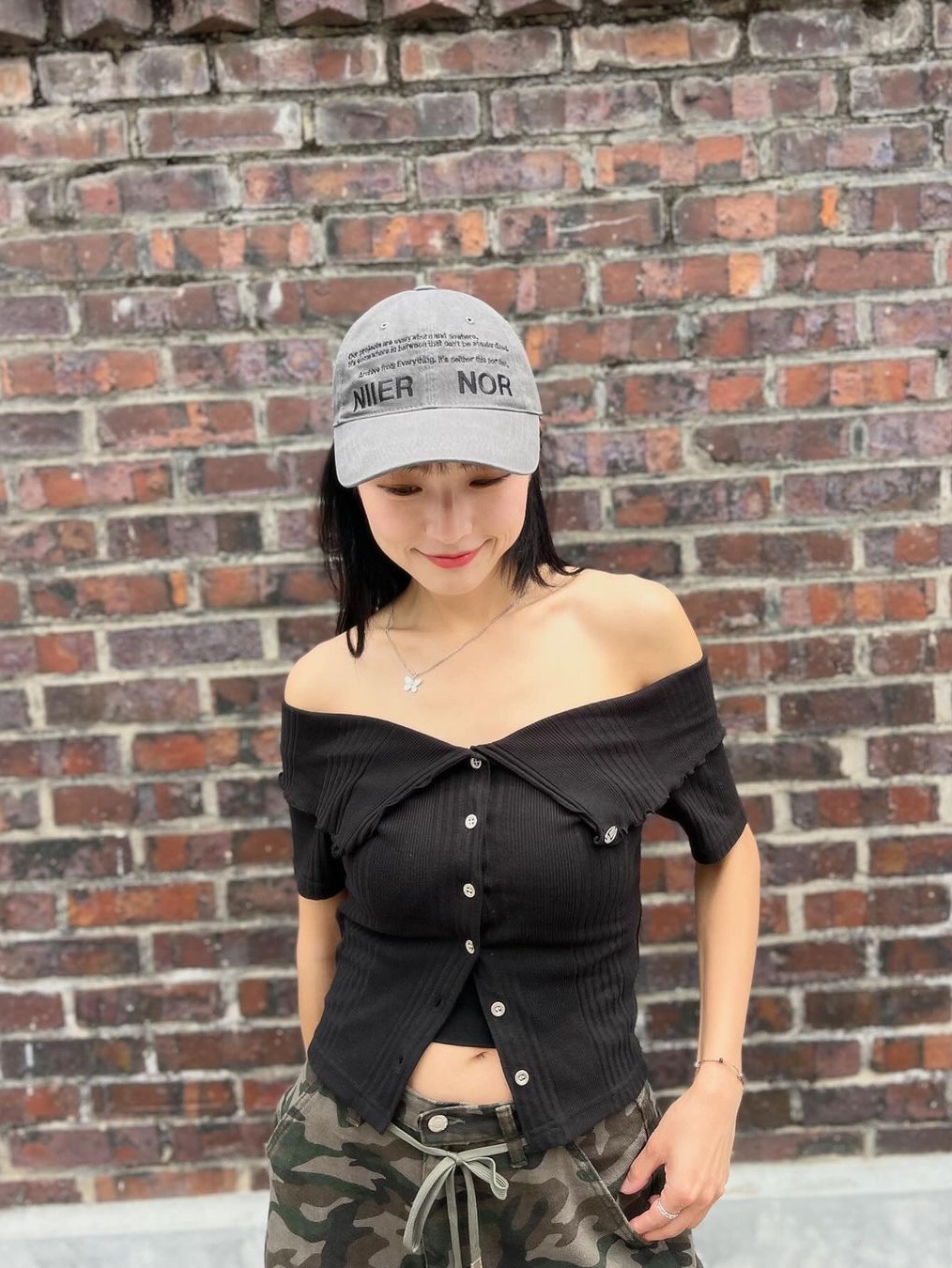 NIIER NOR Cap Charcoal, NIIER NOR Ribbed Off Shoulder Cardigan Black 착용 스타일