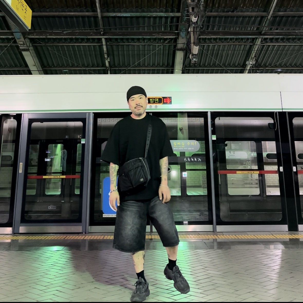 Adidas Yeezy 500 Utility Black 2022/2023 착용 스타일 - 2