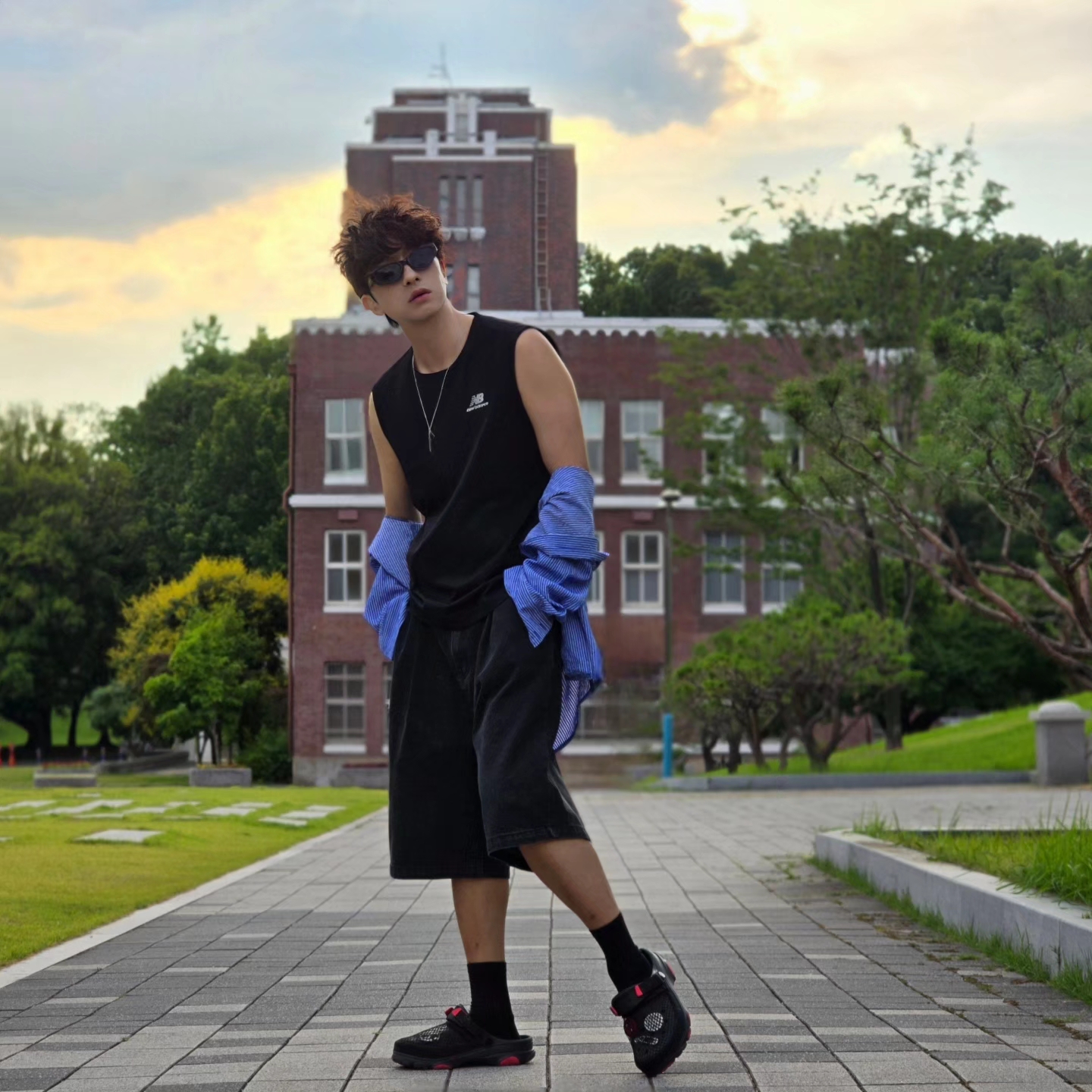 Crocs x Staple Classic All Terrain Clog Black 착용 스타일 - 2