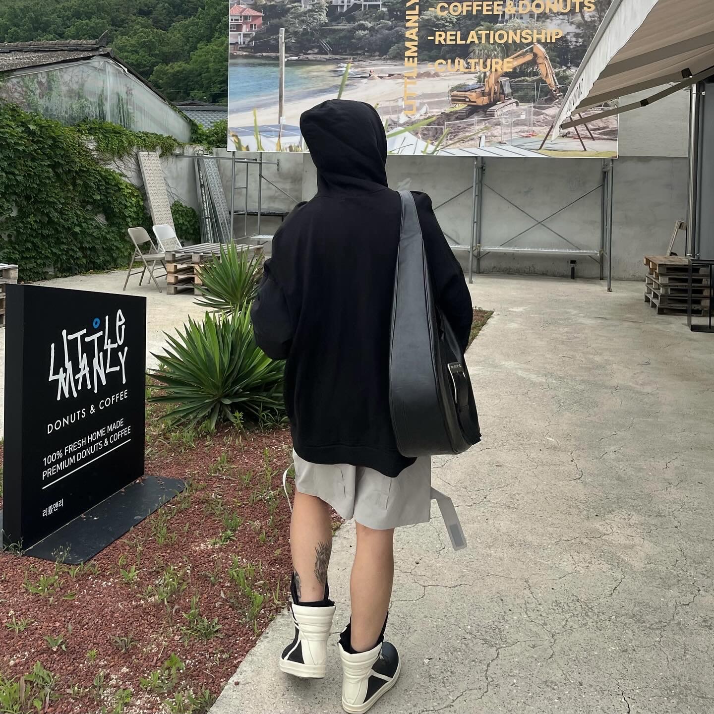 Rick Owens Geobasket Full Grain Calf Leather Strobe Sneakers Black Milk White, Project G/R Mega Buckle Hobo Bag Black 착용 스타일 - 4