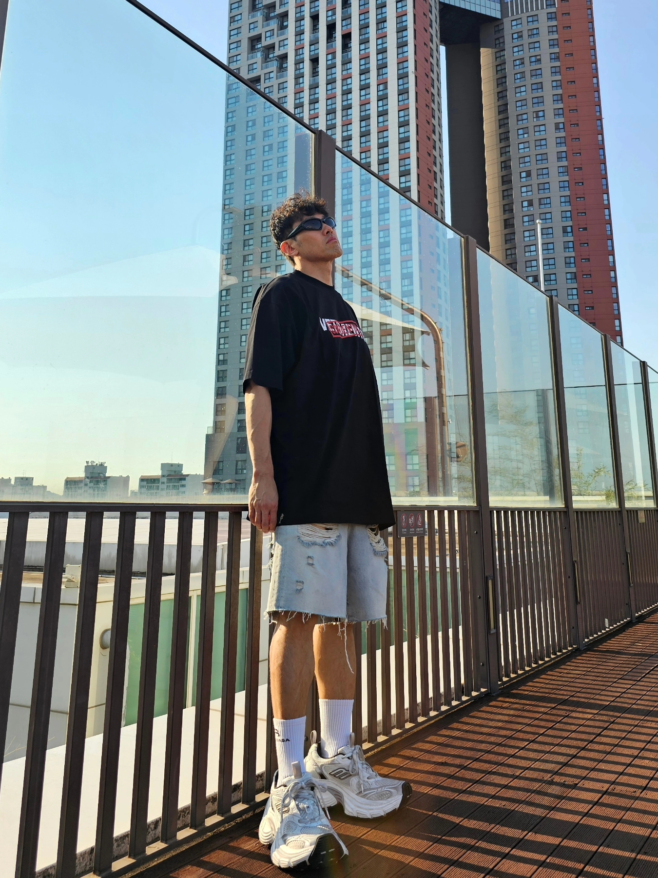 Balenciaga 10XL Sneakers White Grey Silver Black, Balenciaga Swift Oval Sunglasses Black 착용 스타일 - 7