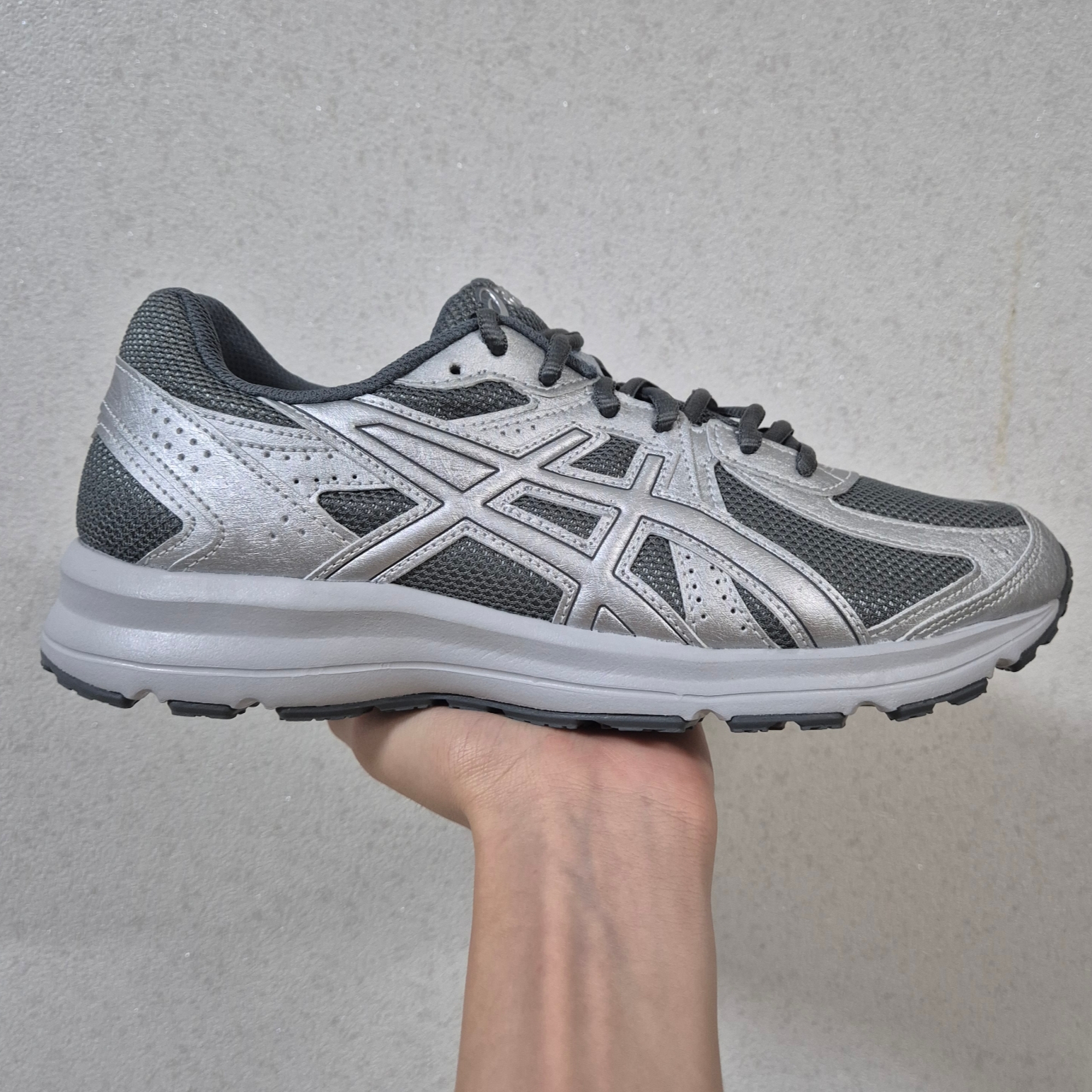Asics Jog 100 S SMU Sheet Rock Pure Silver - 2E Wide 착용 스타일