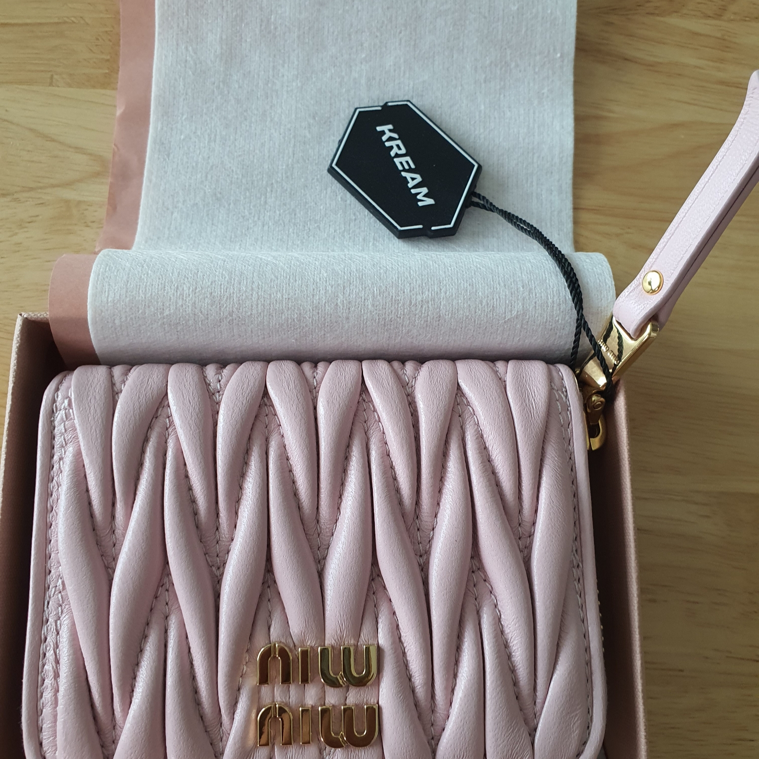 Miu Miu Matelasse Nappa Leather Coin Purse Alabaster Pink 착용 스타일