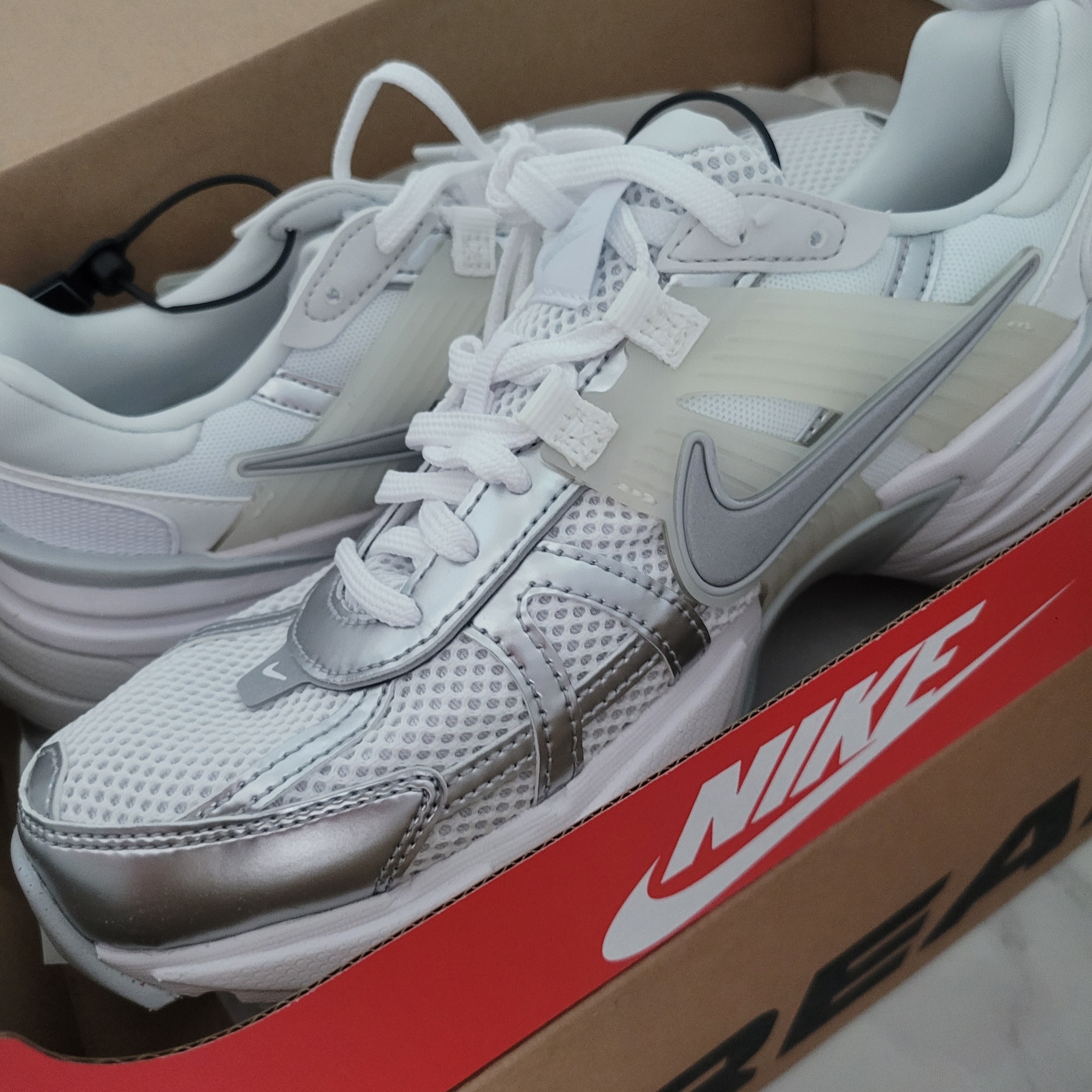 Nike V2K Run Metallic Silver White 착용 스타일