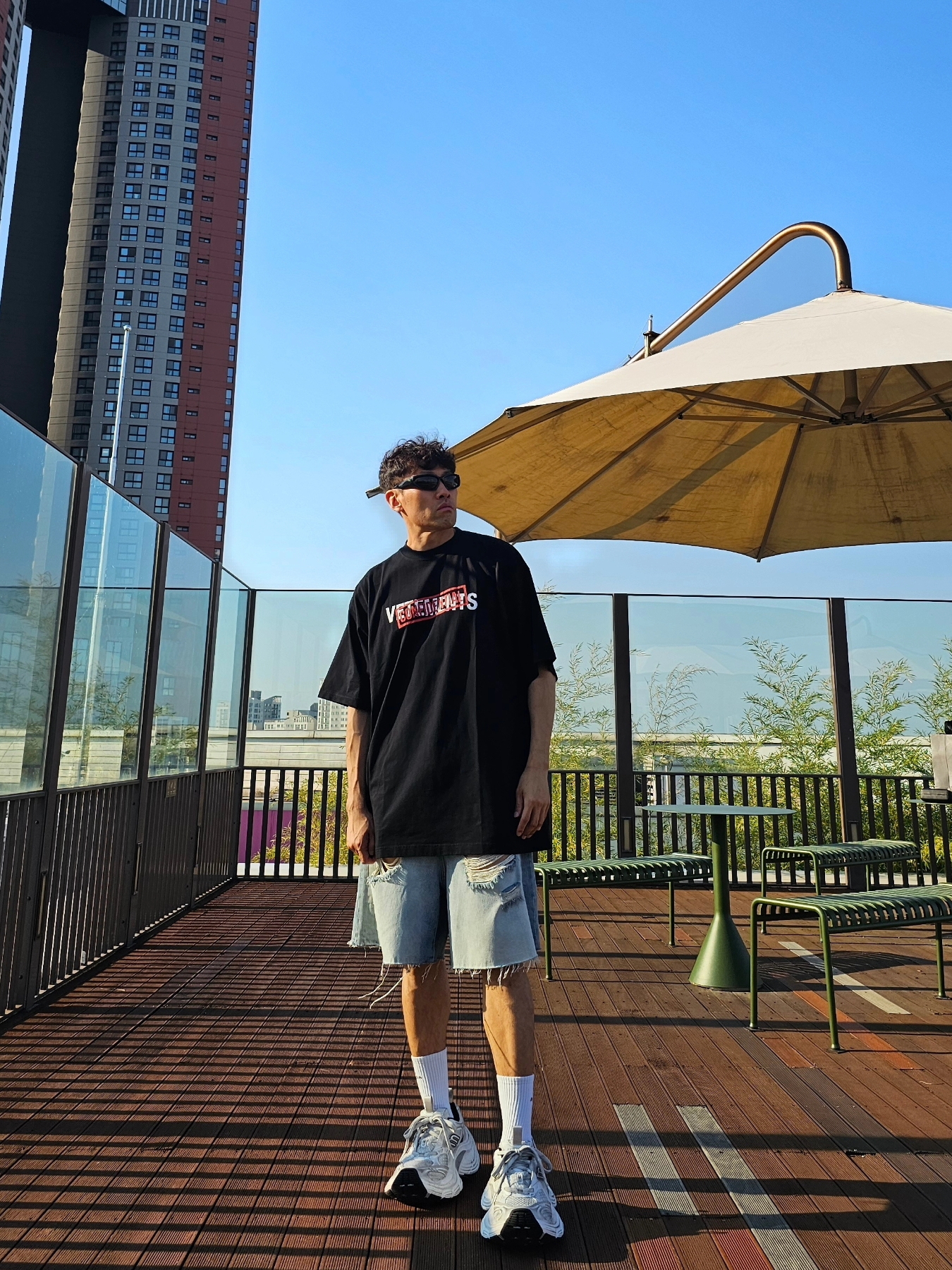 Balenciaga 10XL Sneakers White Grey Silver Black, Balenciaga Swift Oval Sunglasses Black 착용 스타일 - 9