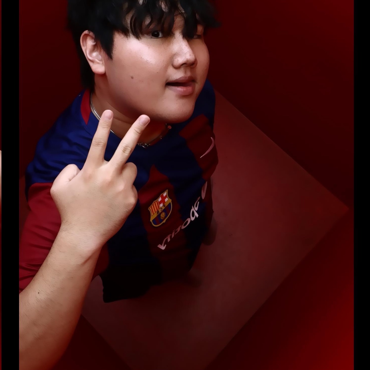New Balance 2002R Grey, Nike FC Barcelona 2023/24 Dri-Fit Stadium Home Jersey Deep Royal Blue Noble Red (Non Marking Ver.) 착용 스타일 - 3