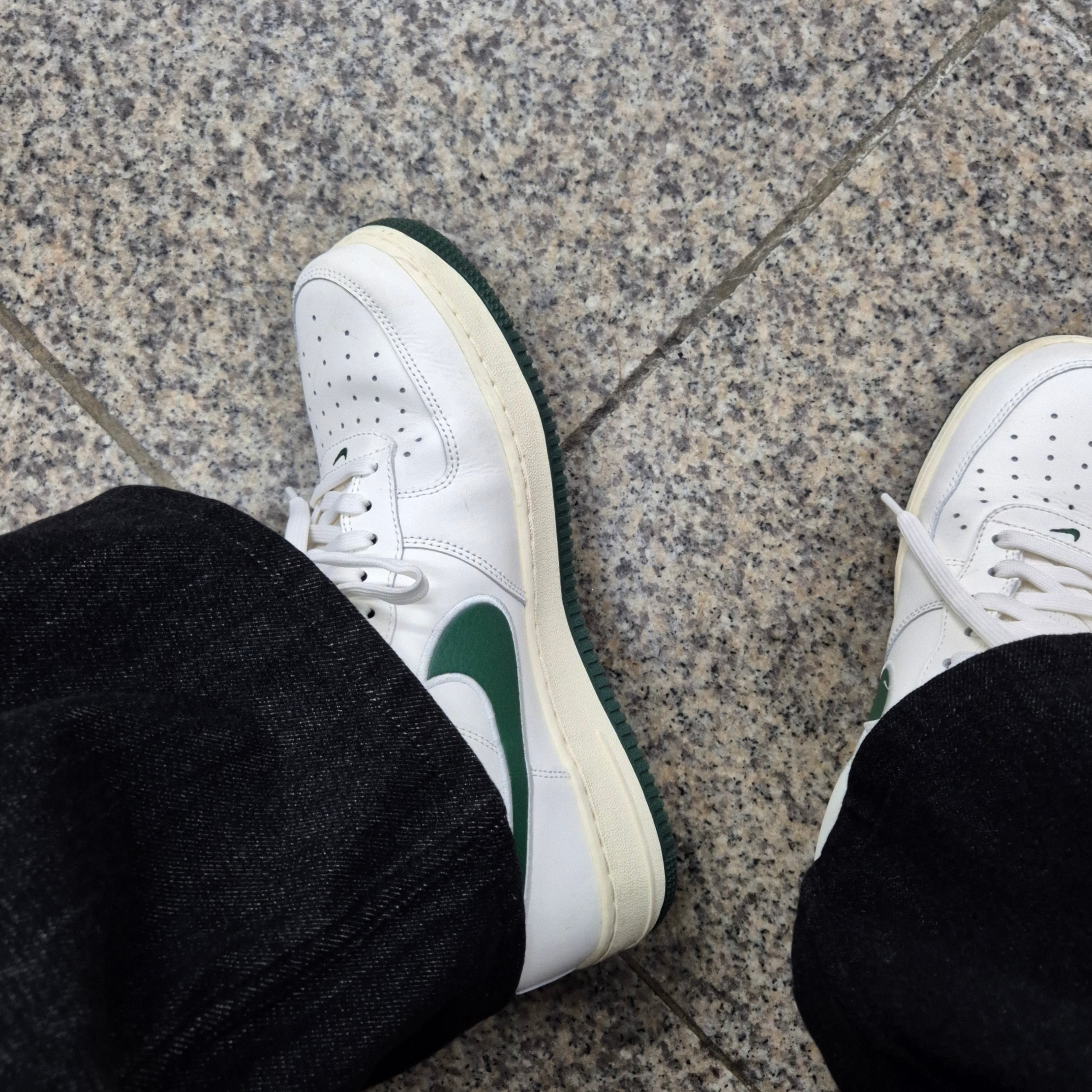 Nike Air Force 1 '07 LV8 Varsity White Pine Green 착용 스타일