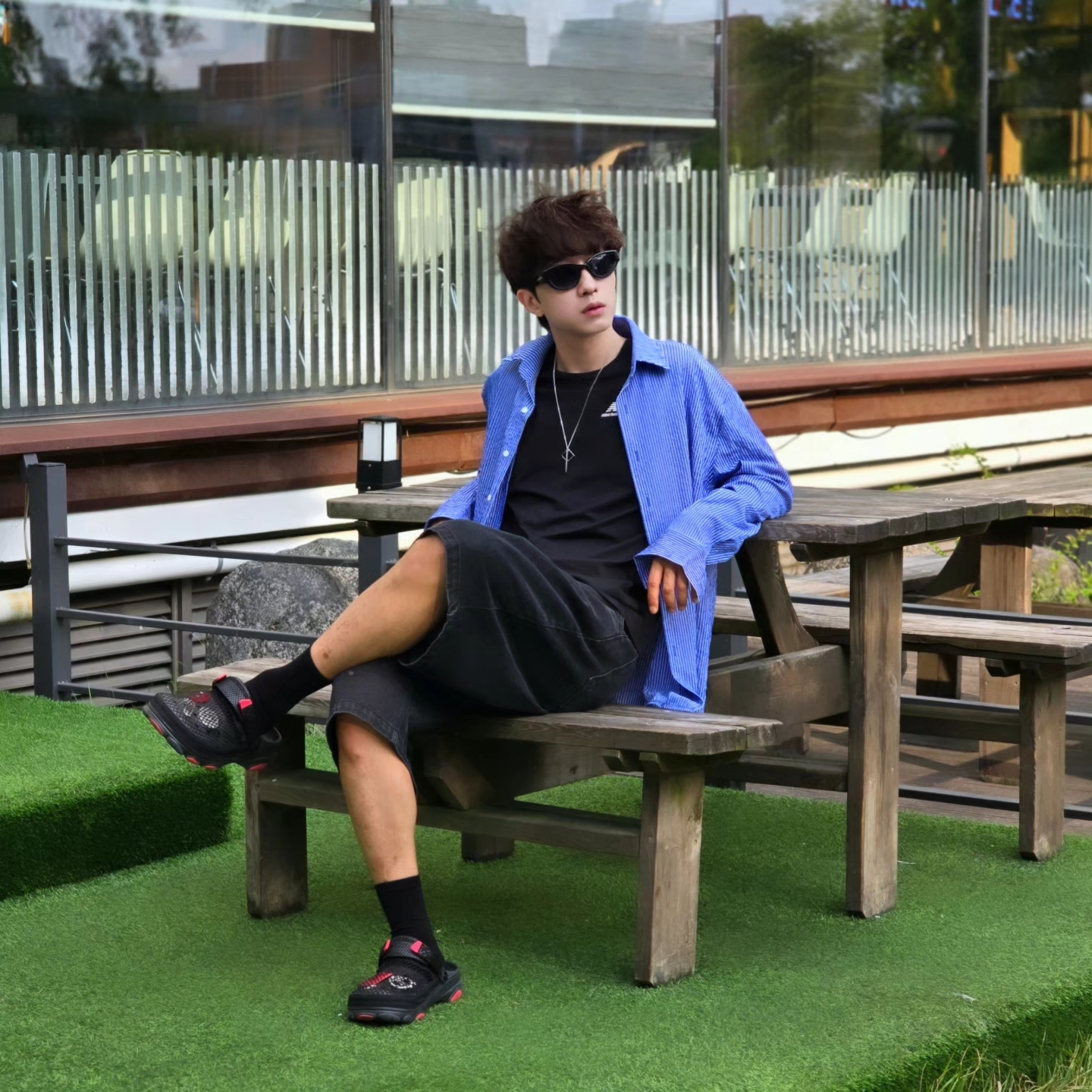 Crocs x Staple Classic All Terrain Clog Black 착용 스타일 - 7