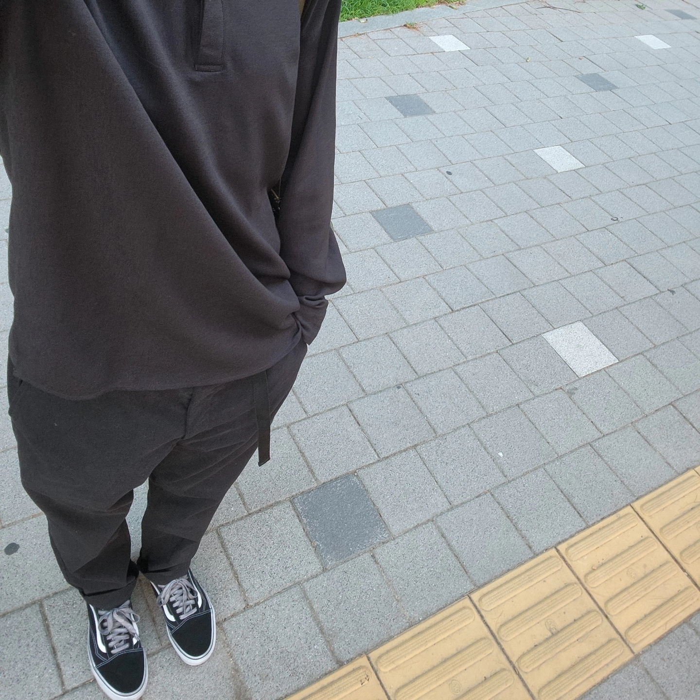 Vans OG Old Skool LX Stressed Black 착용 스타일 - 1
