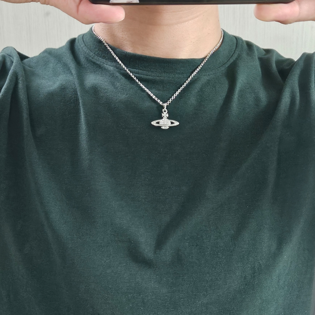 Vivienne Westwood Mini Bas Relief Pendant Silver 착용 스타일