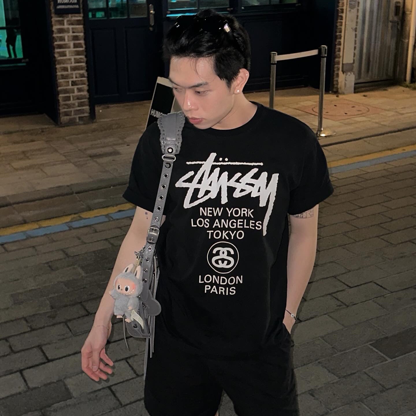 Stussy World Tour T-Shirt Black, Pop Mart The Monsters Labubu Tasty Macarons Series Sealed Case (6 Blind Boxes) 착용 스타일 - 1