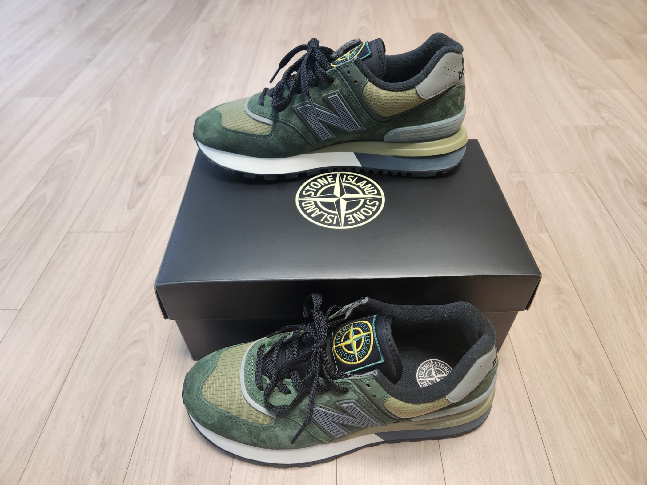 New Balance x Stone Island 574 Legacy Dark Green 착용 스타일 - 2