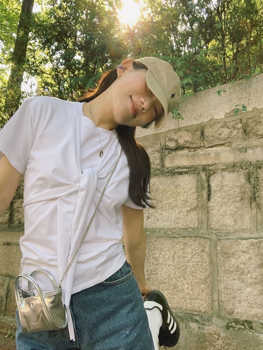 Gyeong Layered Wrap Tee White, Gyeong Layered Wrap Tee Apricot 착용 스타일