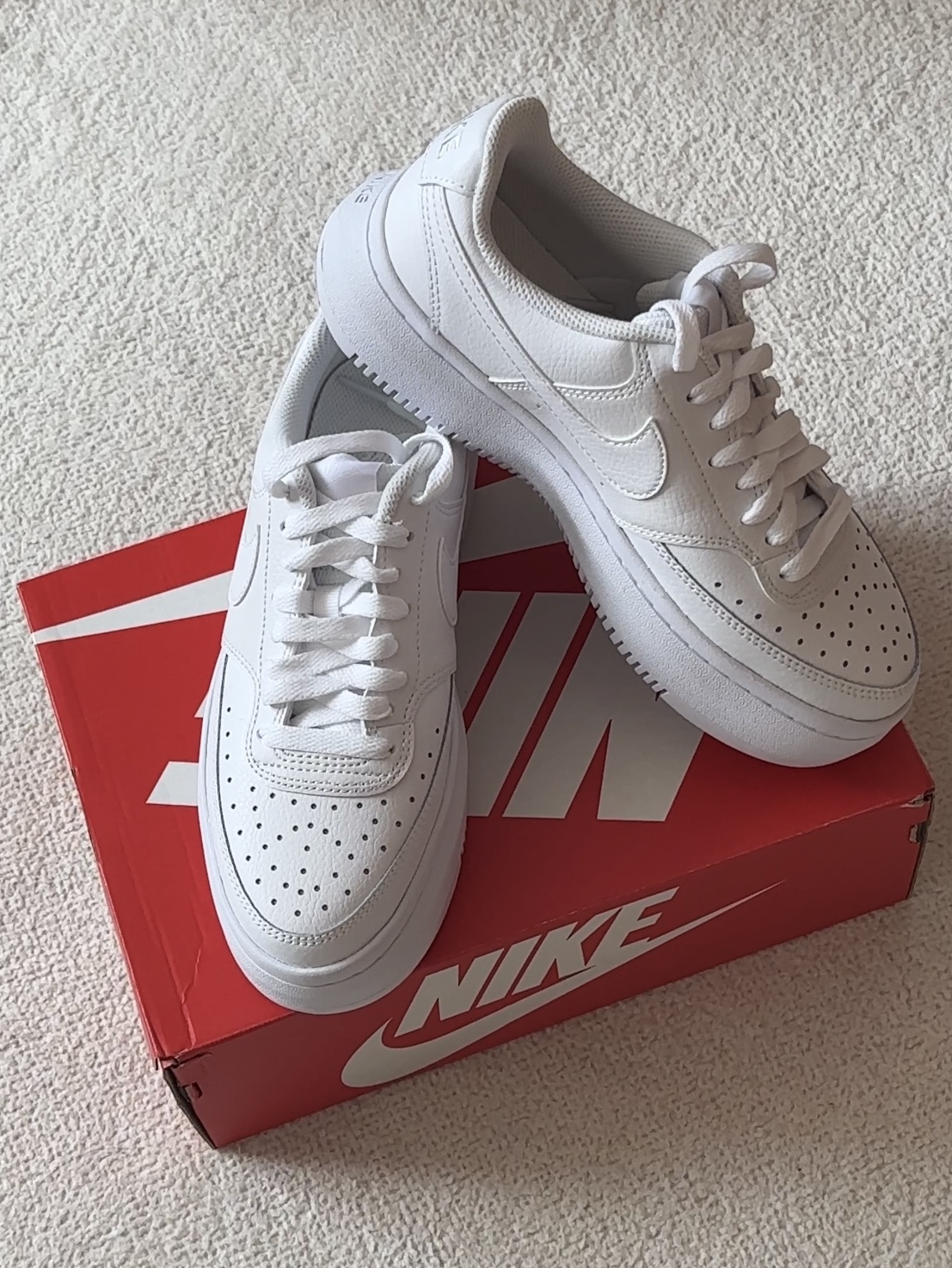 (W) Nike Court Vision Alta White, Adidas Samba OG Cloud White 착용 스타일 - 3