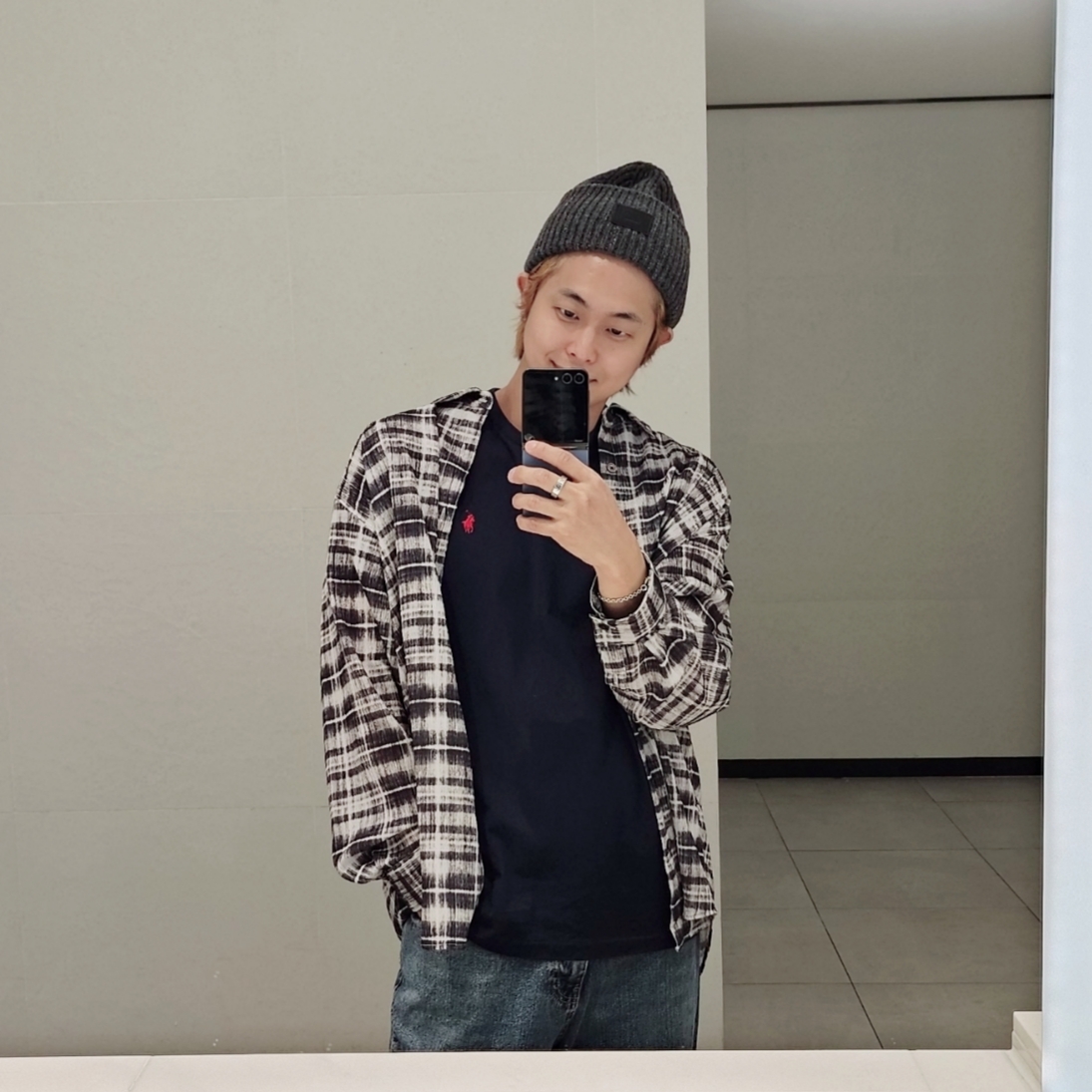 Acne Studios Small Face Logo Beanie Faded Purple 착용 스타일 - 2