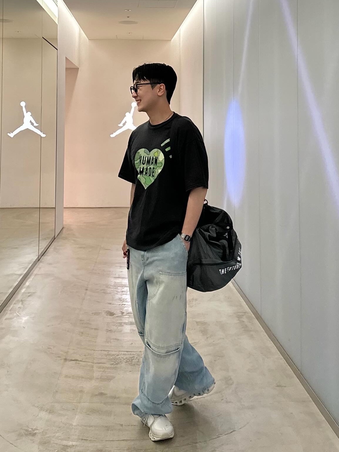 Human Made x Kaws Graphic T-Shirt #1 Black, Human Made Boston Bag Gray 착용 스타일