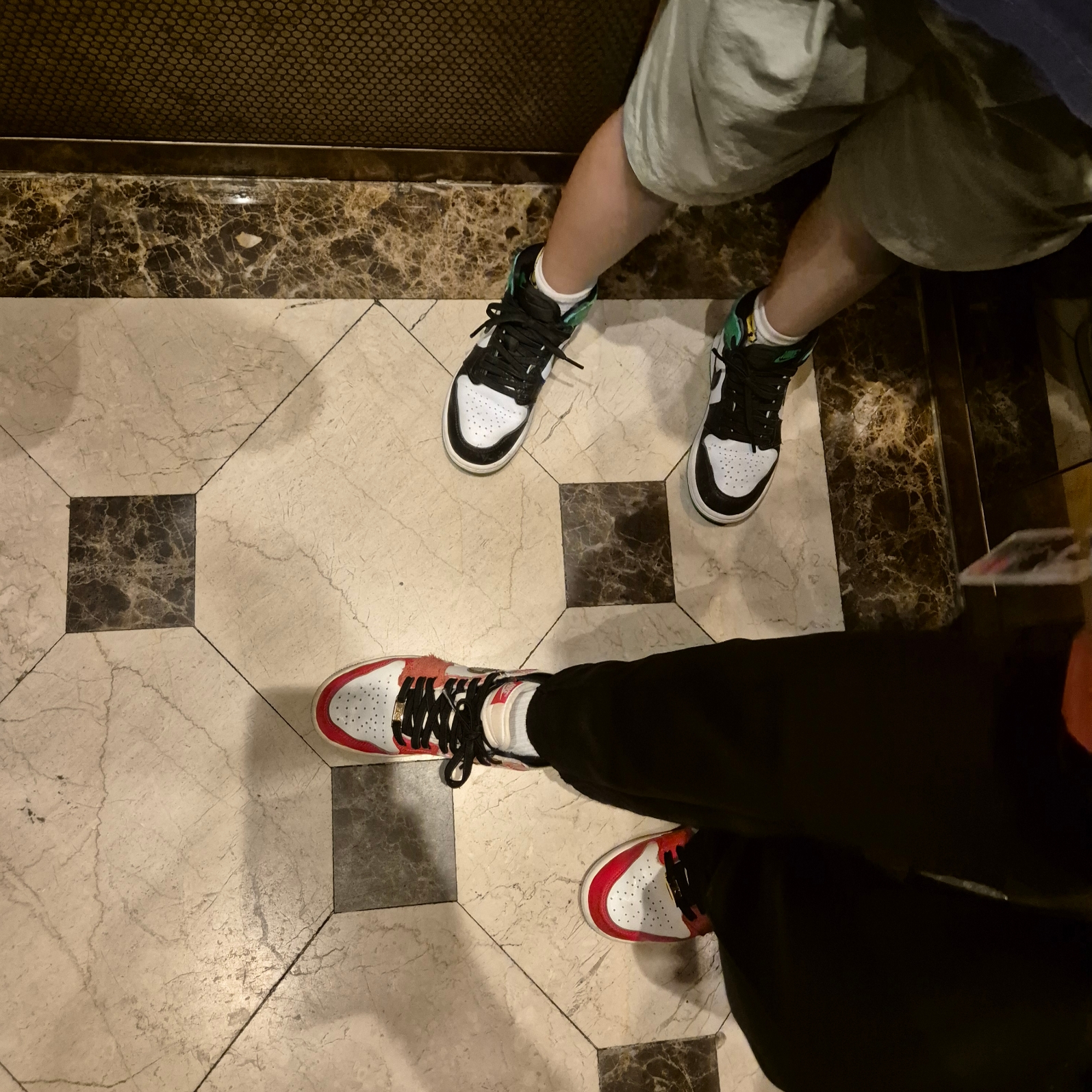 (PS) Jordan 1 Retro High Spider-Man Next Chapter, (PS) Jordan 1 Retro High OG Black and Lucky Green 착용 스타일